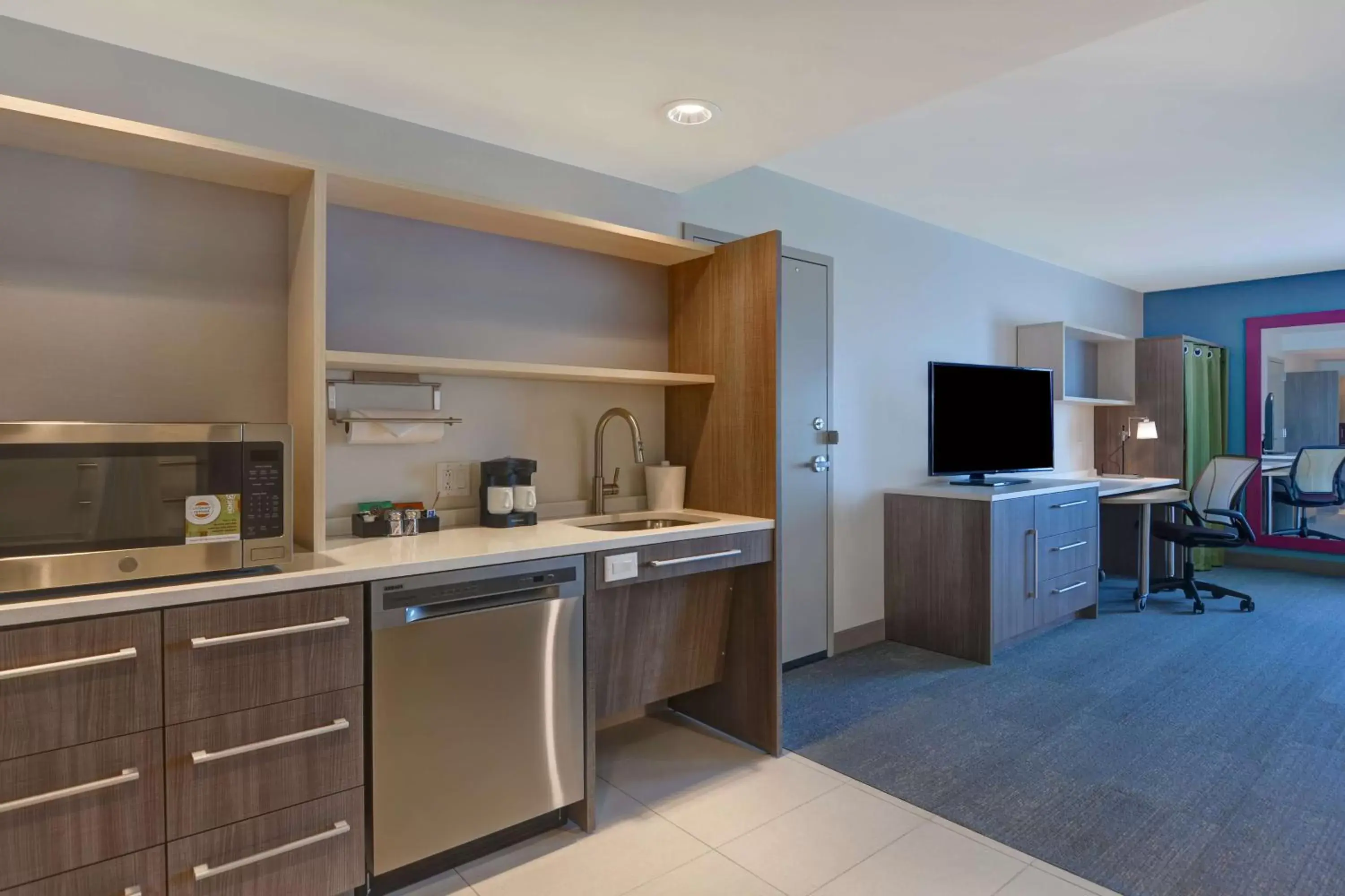 Kitchen or kitchenette, Kitchen/Kitchenette in Home2 Suites Williston Burlington, Vt