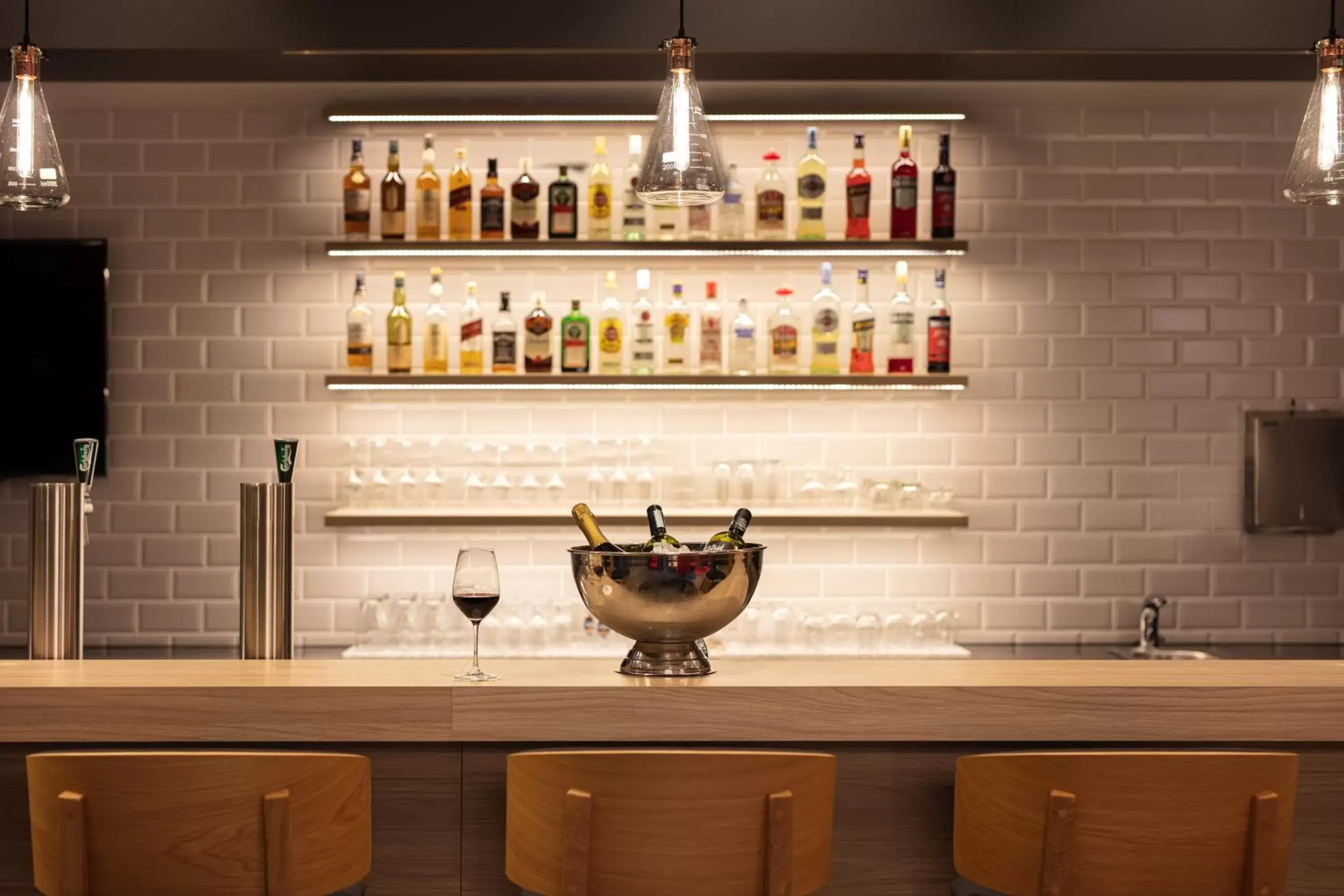 Lounge or bar in Holiday Inn Express - Aarburg - Oftringen, an IHG Hotel