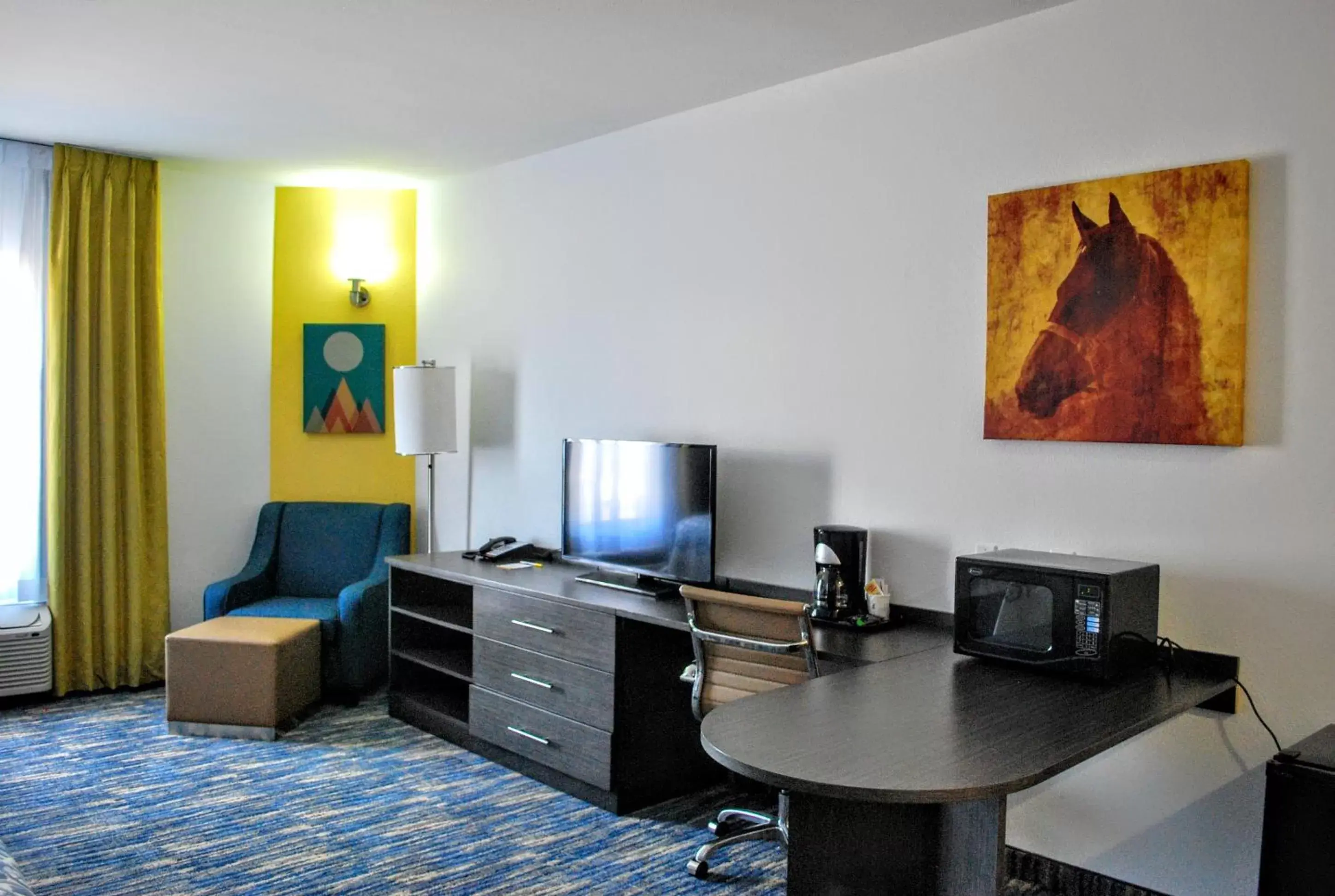 Bed, TV/Entertainment Center in Days Inn & Suites by Wyndham Lubbock Medical Center