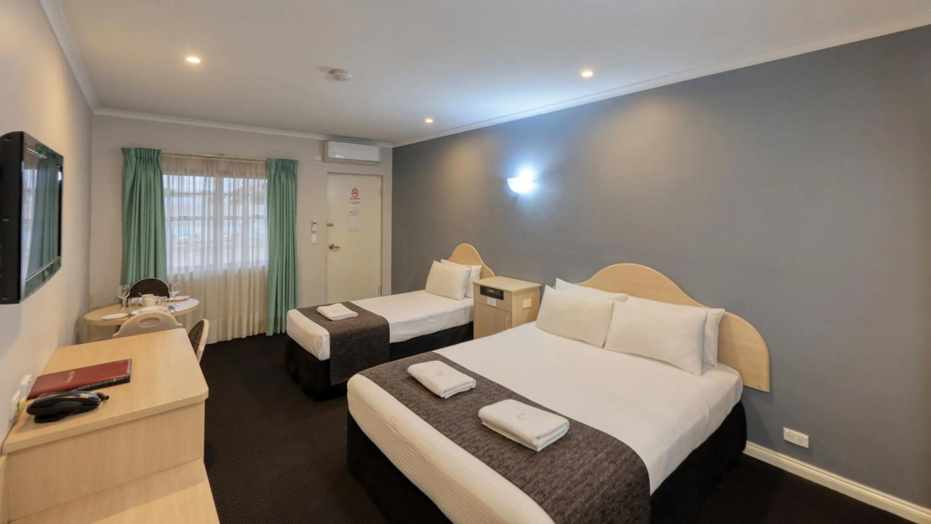 air conditioner, Bed in Charles Rasp Motor Inn & Cottages