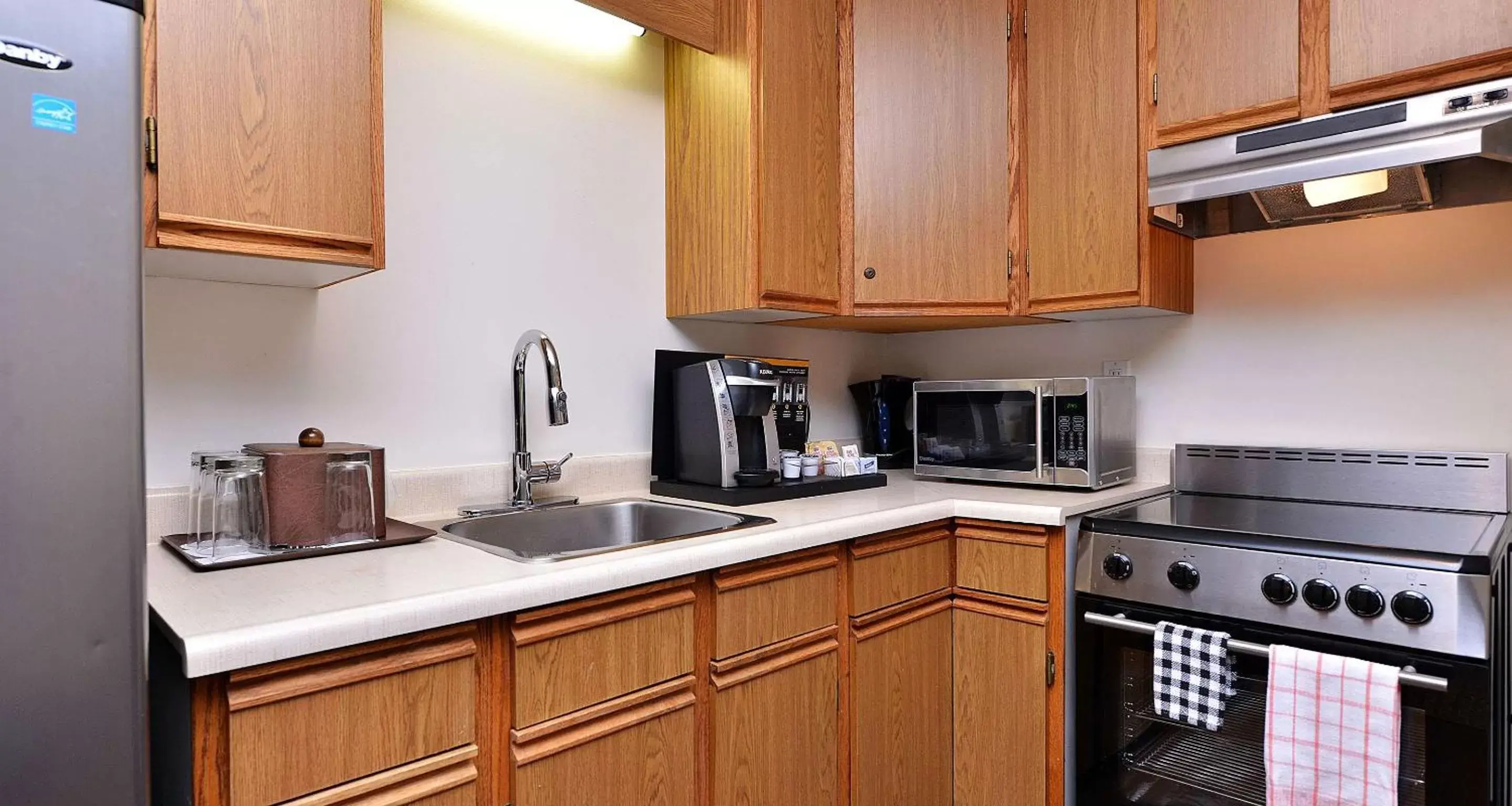 Photo of the whole room, Kitchen/Kitchenette in Best Western Plus Emerald Isle Hotel