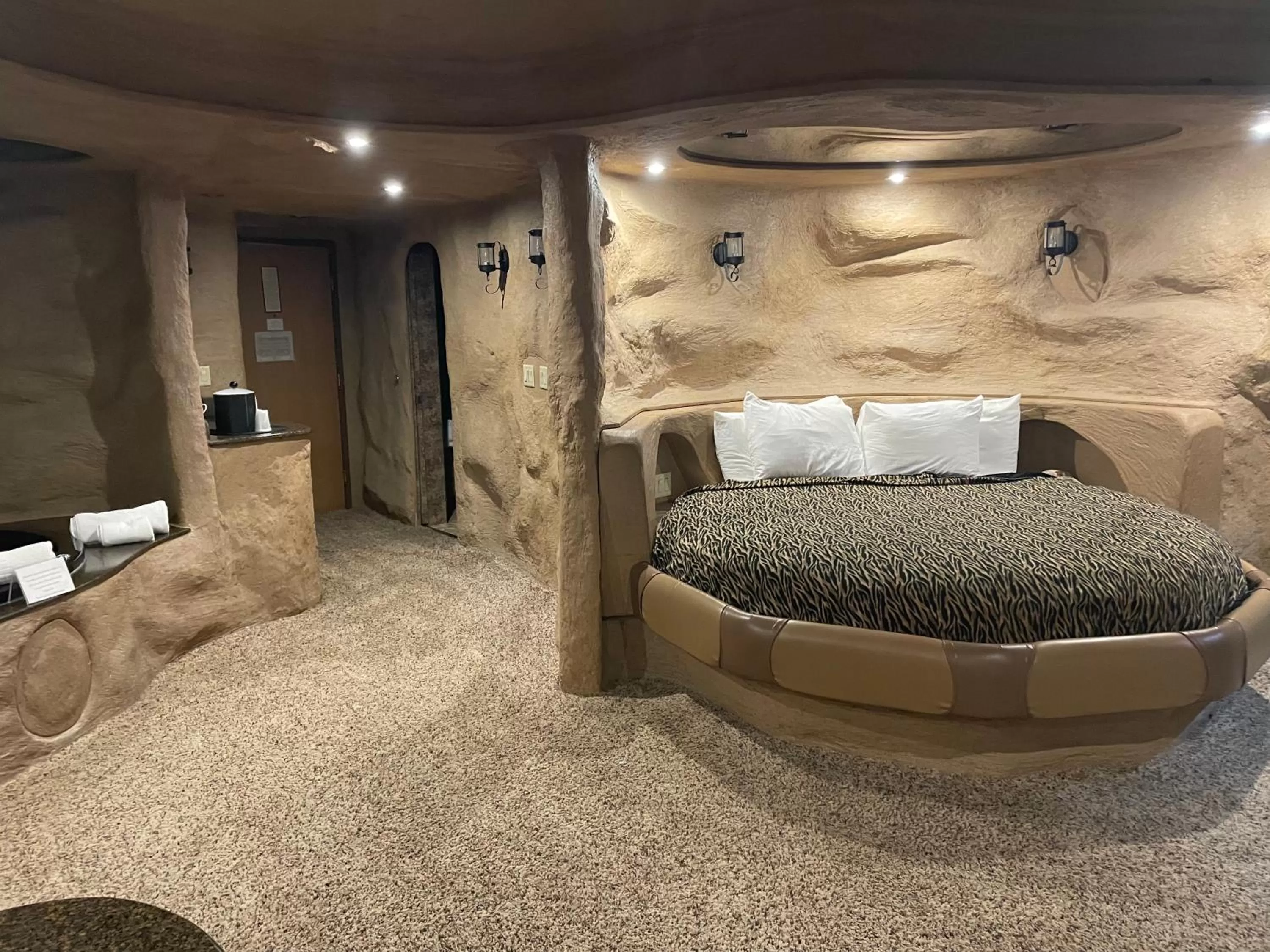 Property building, Bed in Designer Inn and Suites