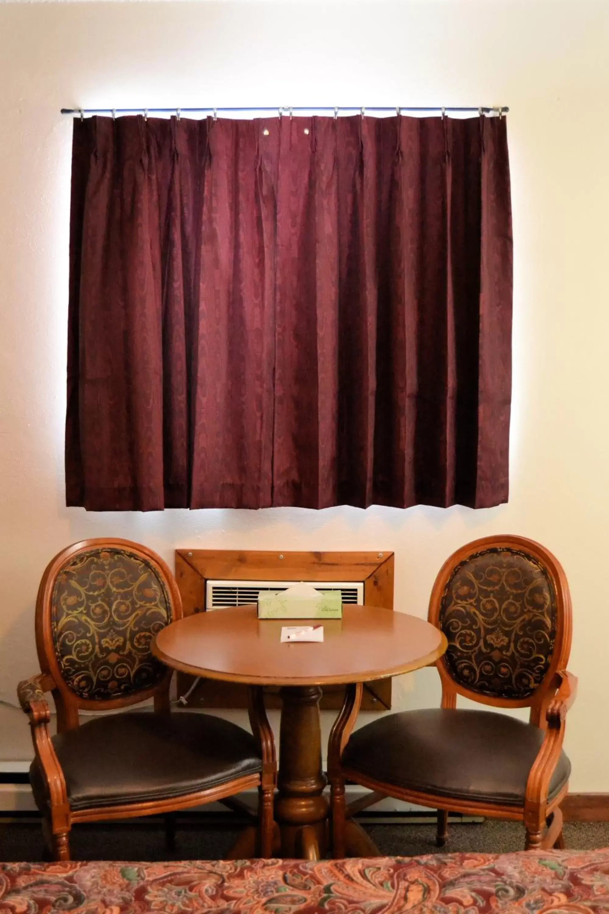 Photo of the whole room, Seating Area in Ontario Inn