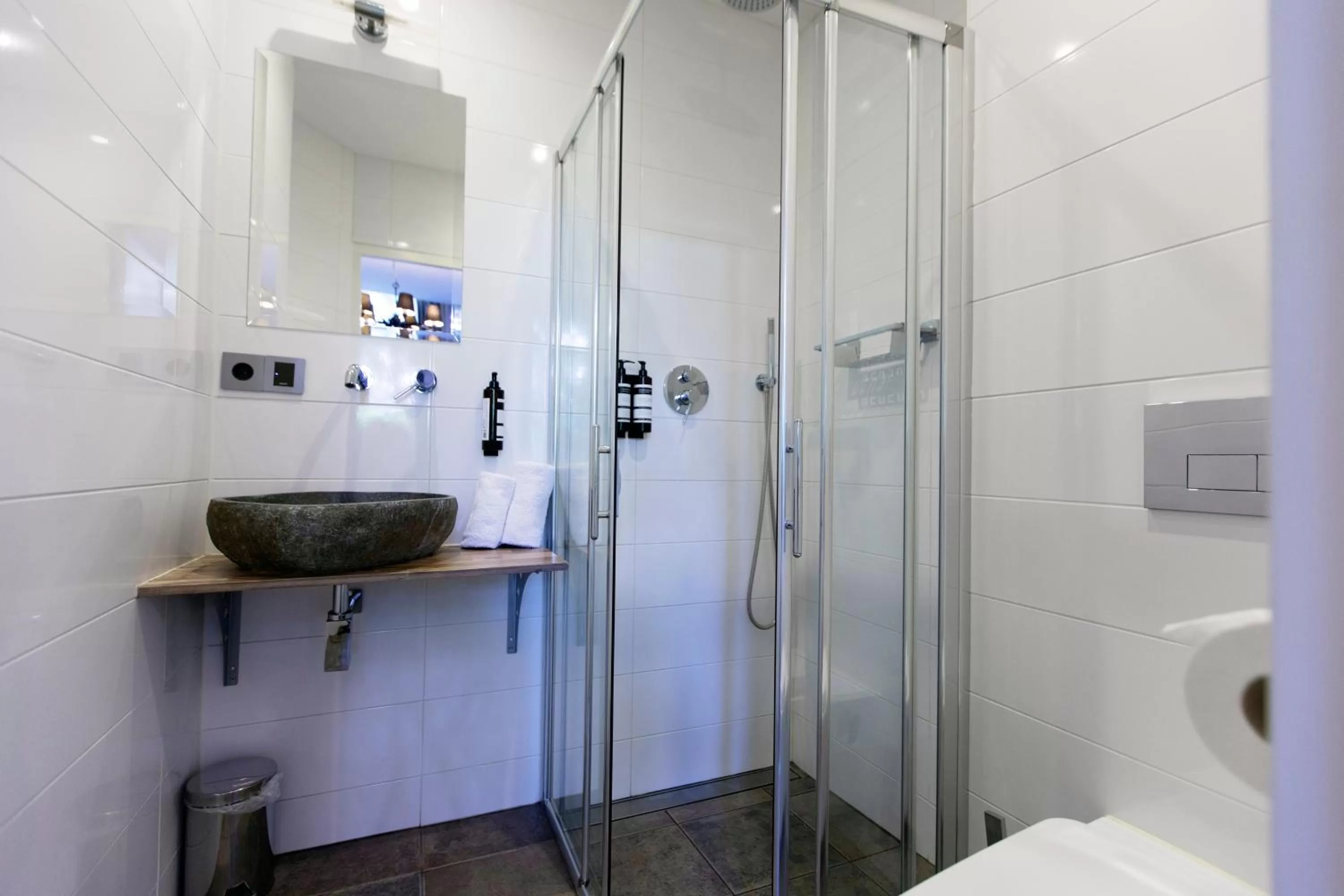 Shower in Quentin England Hotel