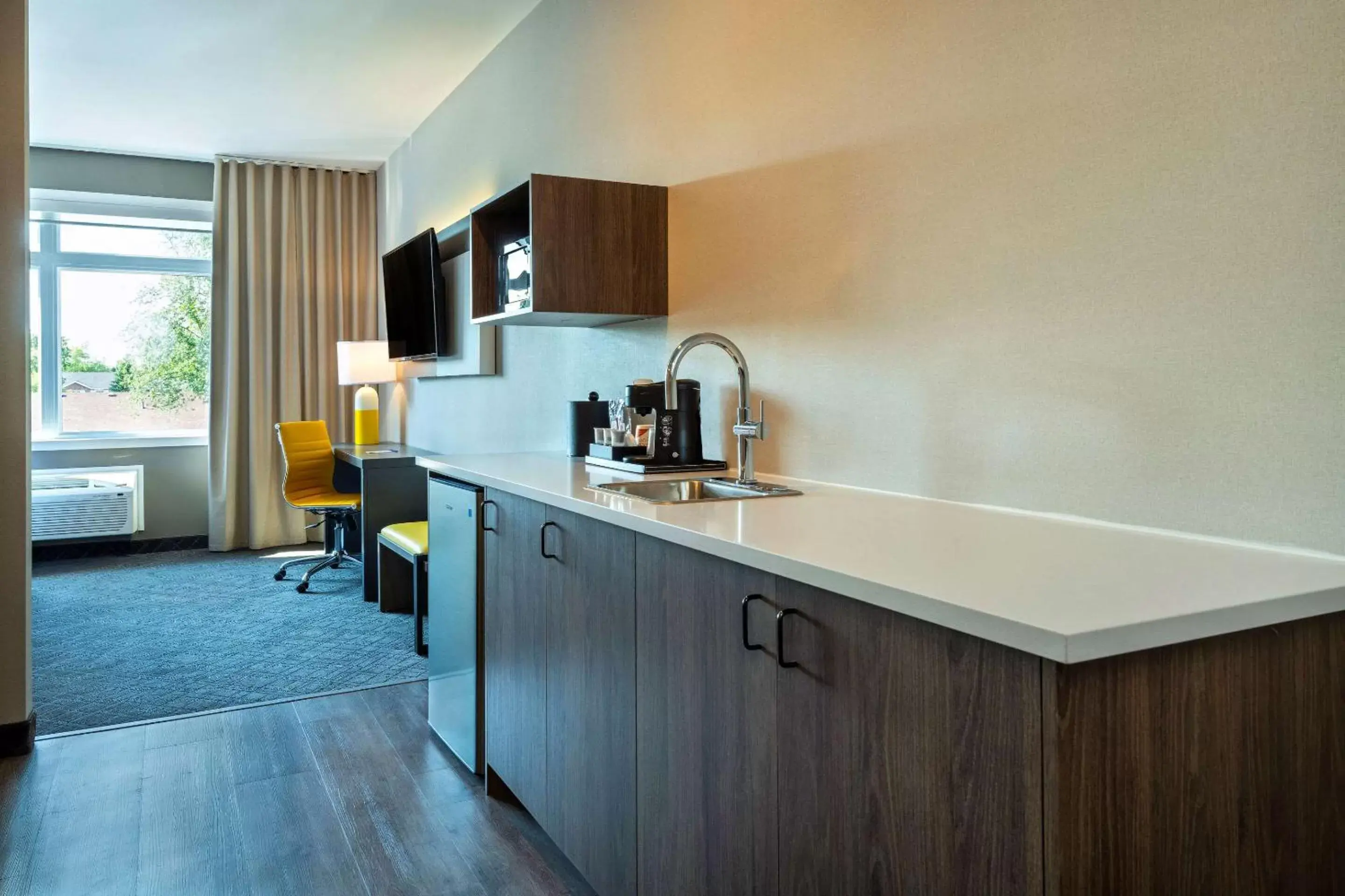 Bedroom, Kitchen/Kitchenette in Comfort Inn & Suites
