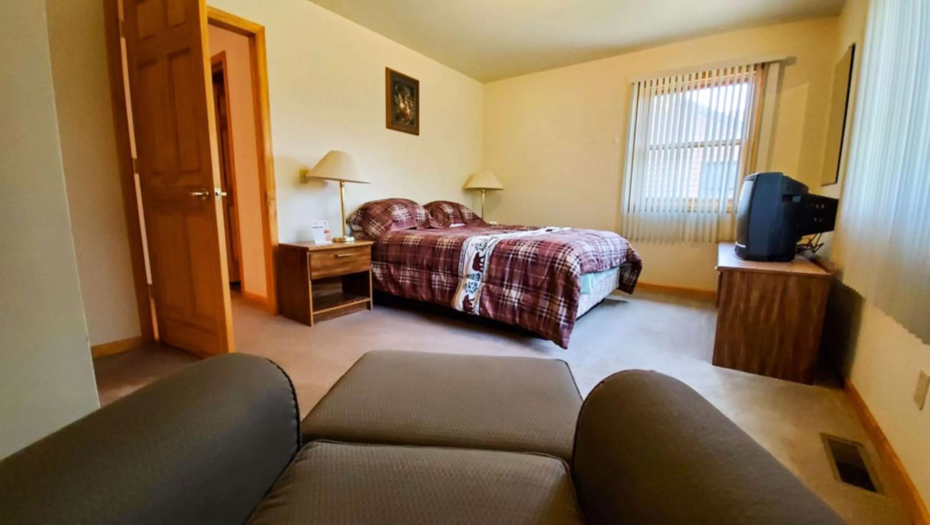 Photo of the whole room, Bed in Jasper Ridge Inn Ishpeming