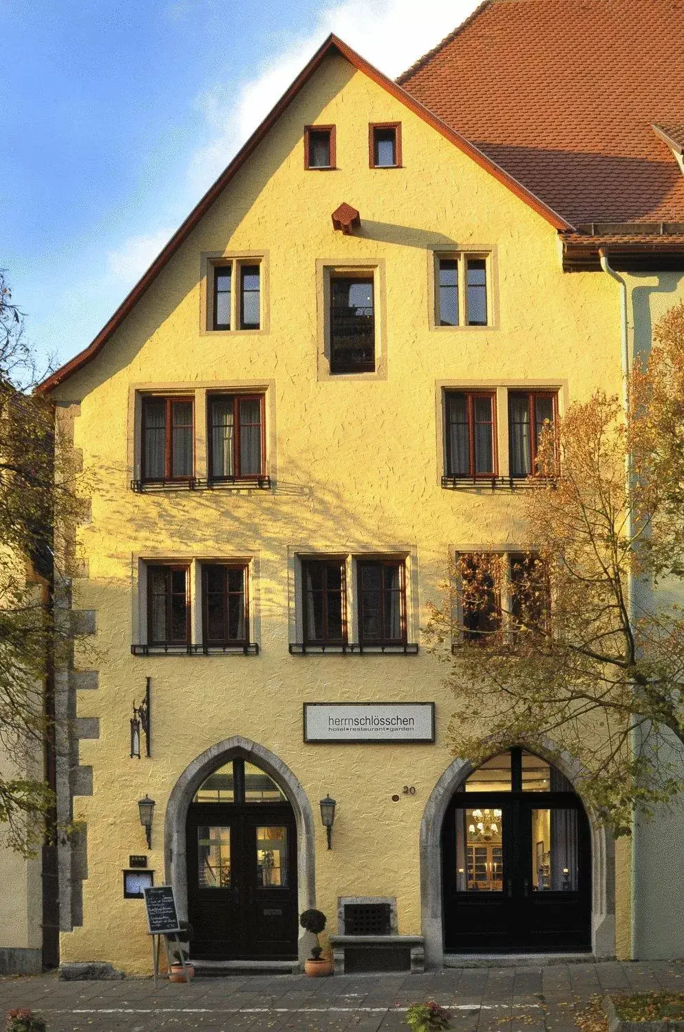 Facade/entrance, Property Building in Hotel Herrnschloesschen