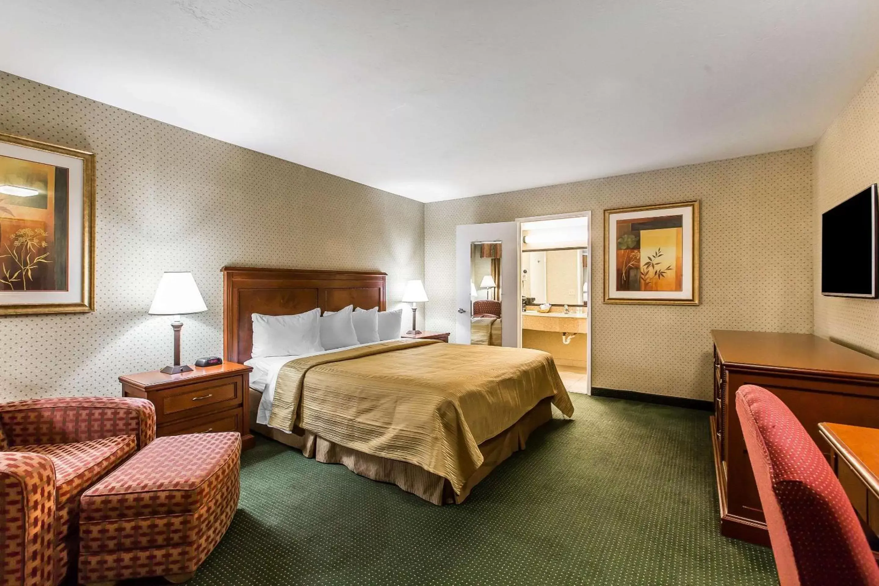 Photo of the whole room, Bed in Quality Inn Near China Lake Naval Station