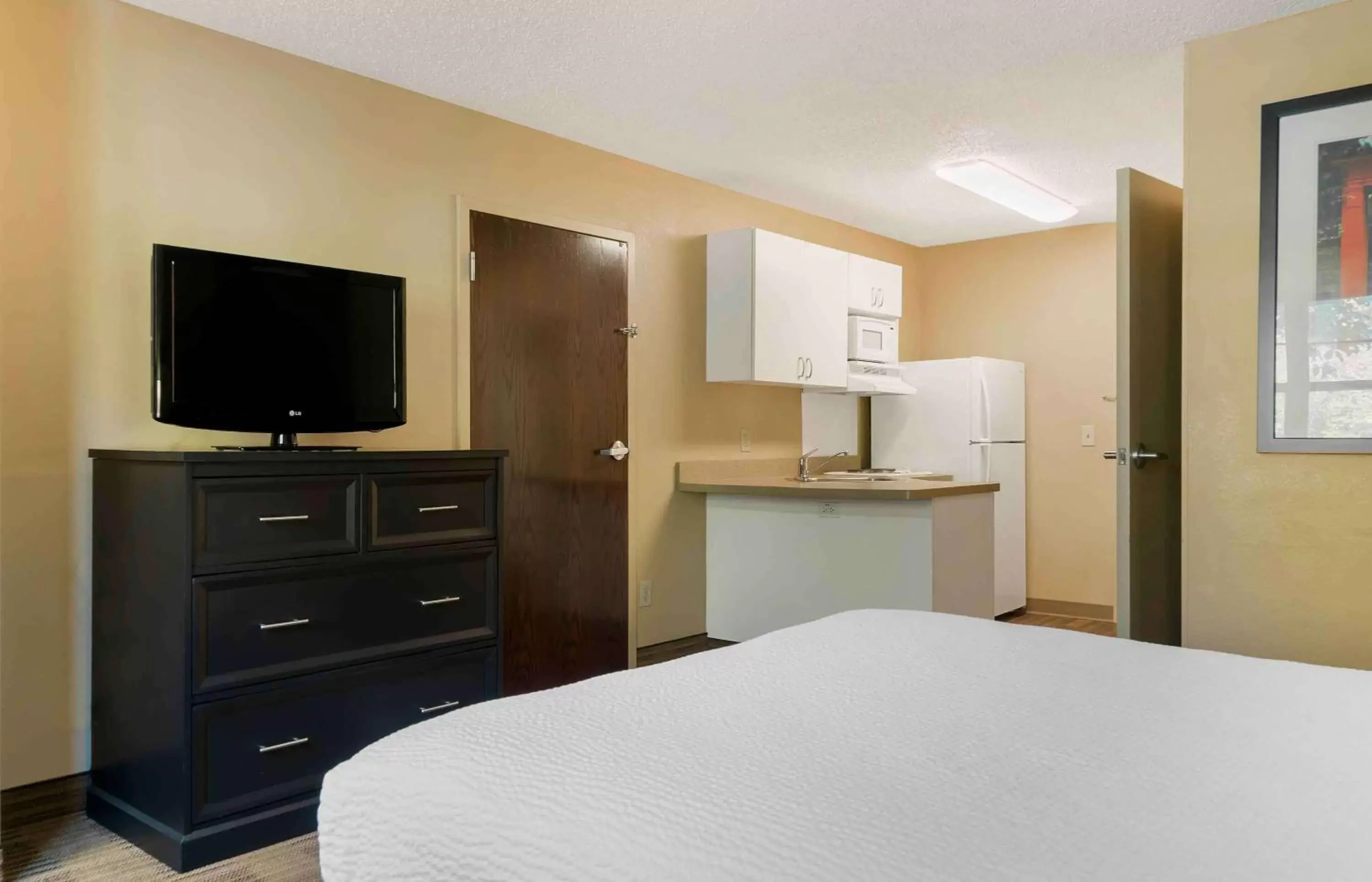 Bedroom, TV/Entertainment Center in Extended Stay America Suites - Detroit - Canton