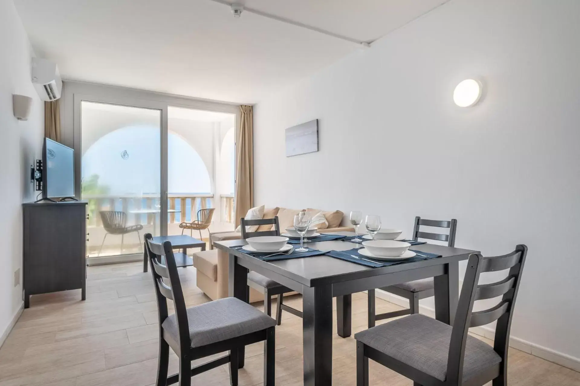 TV and multimedia, Dining Area in Orange Colom - Seaside Apartments