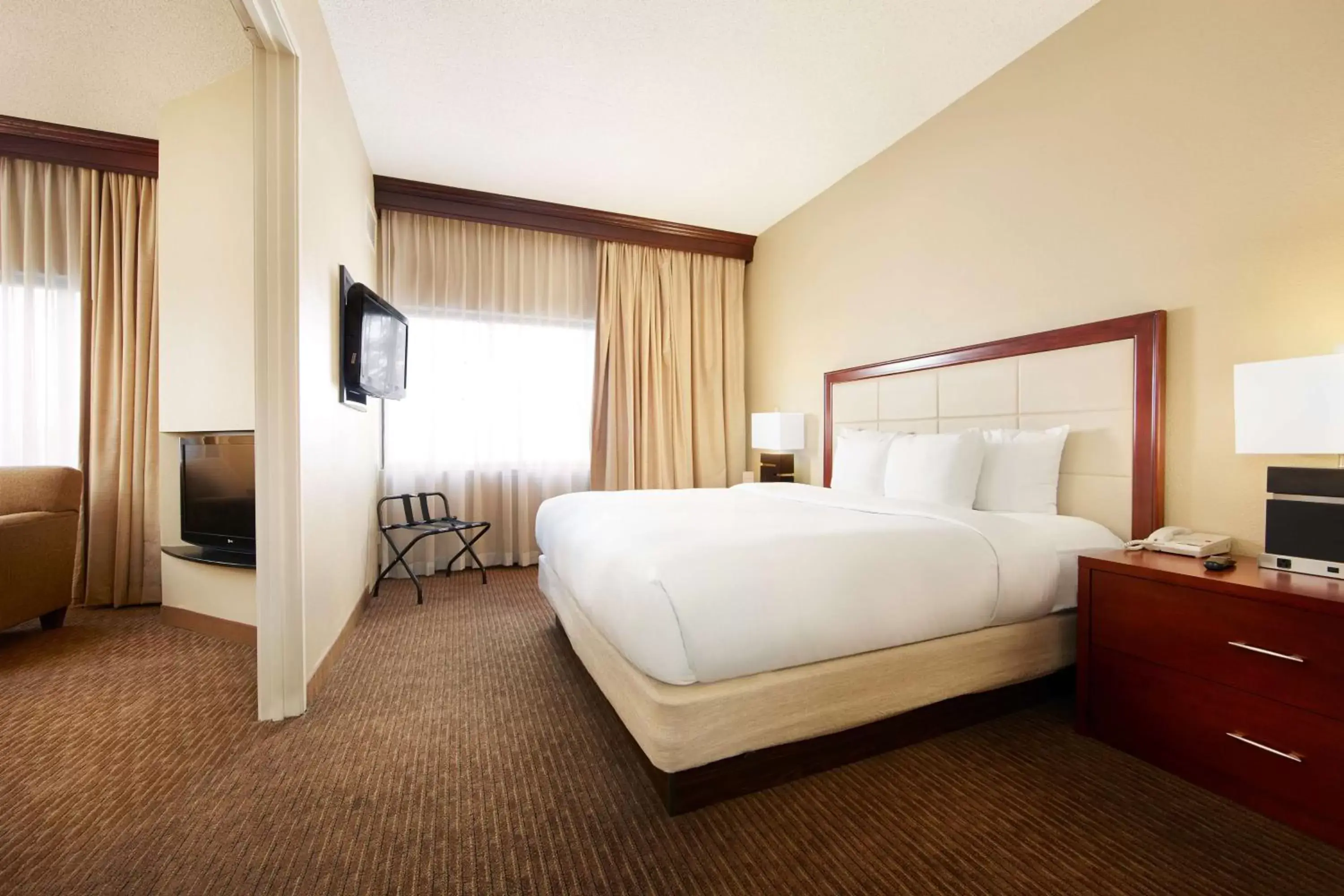 Bedroom, Bed in DoubleTree Suites by Hilton Hotel Cincinnati - Blue Ash