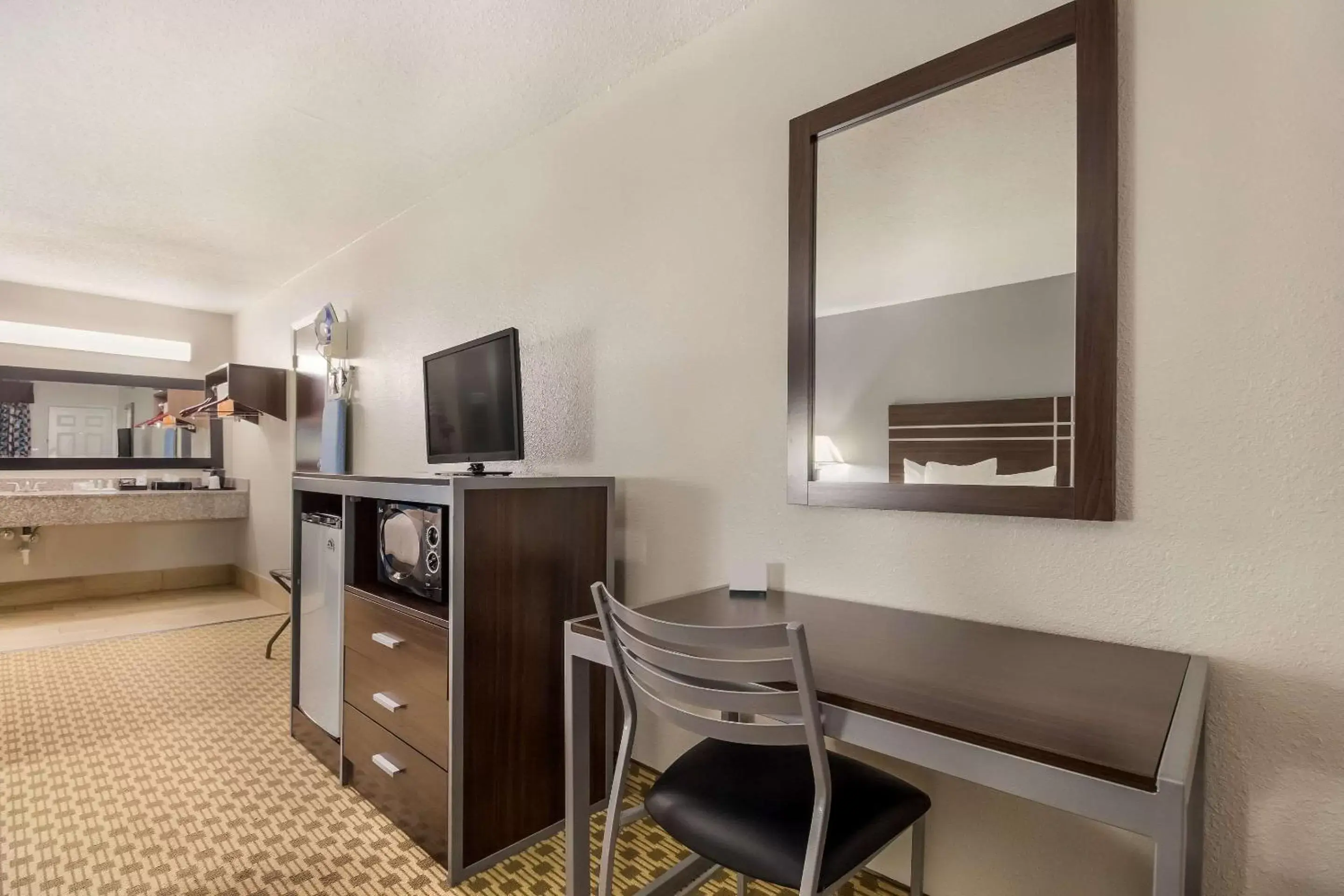 Bedroom, TV/Entertainment Center in Quality Inn