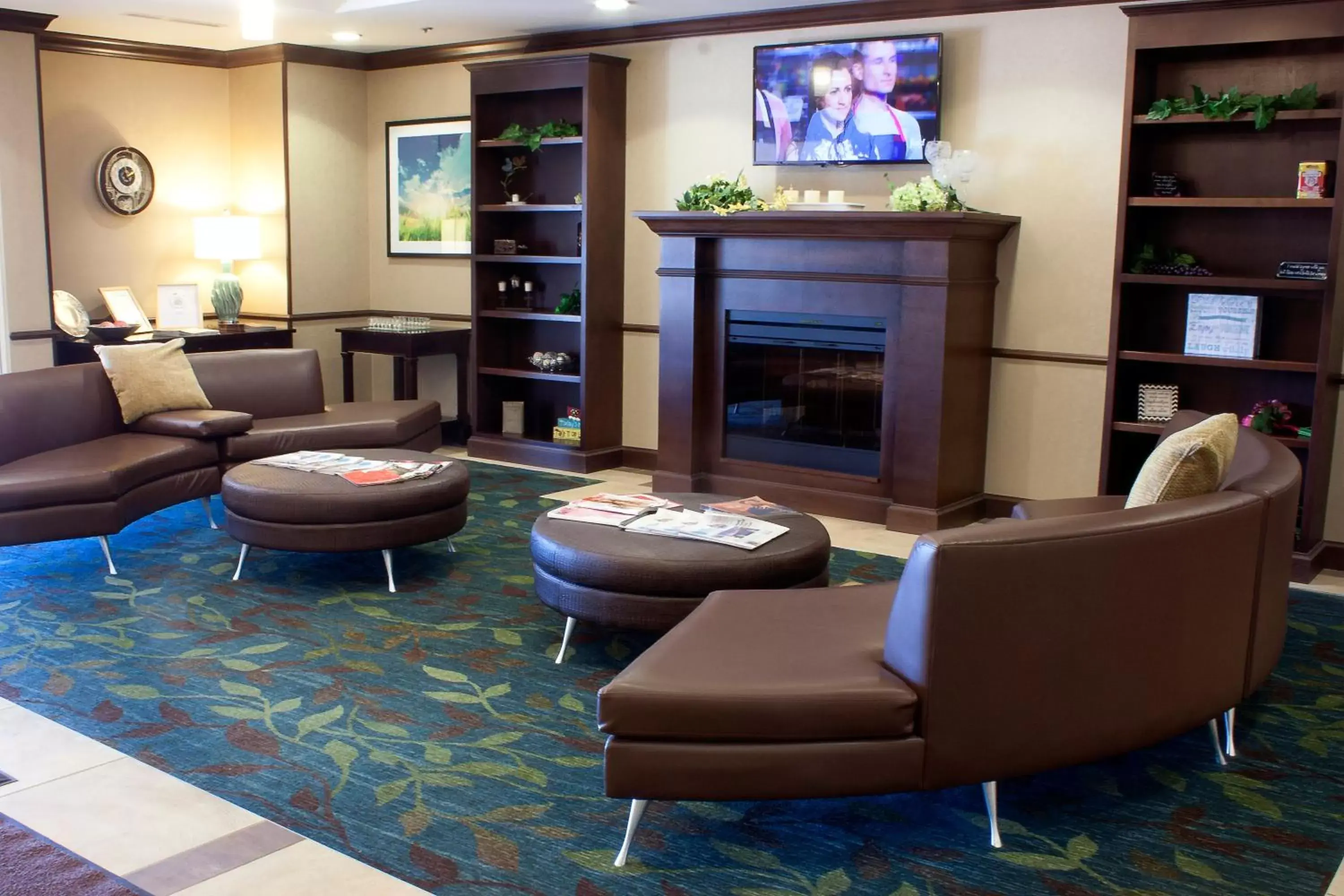 Lobby or reception, Lounge/Bar in Candlewood Suites Youngstown W - I-80 Niles Area, an IHG Hotel