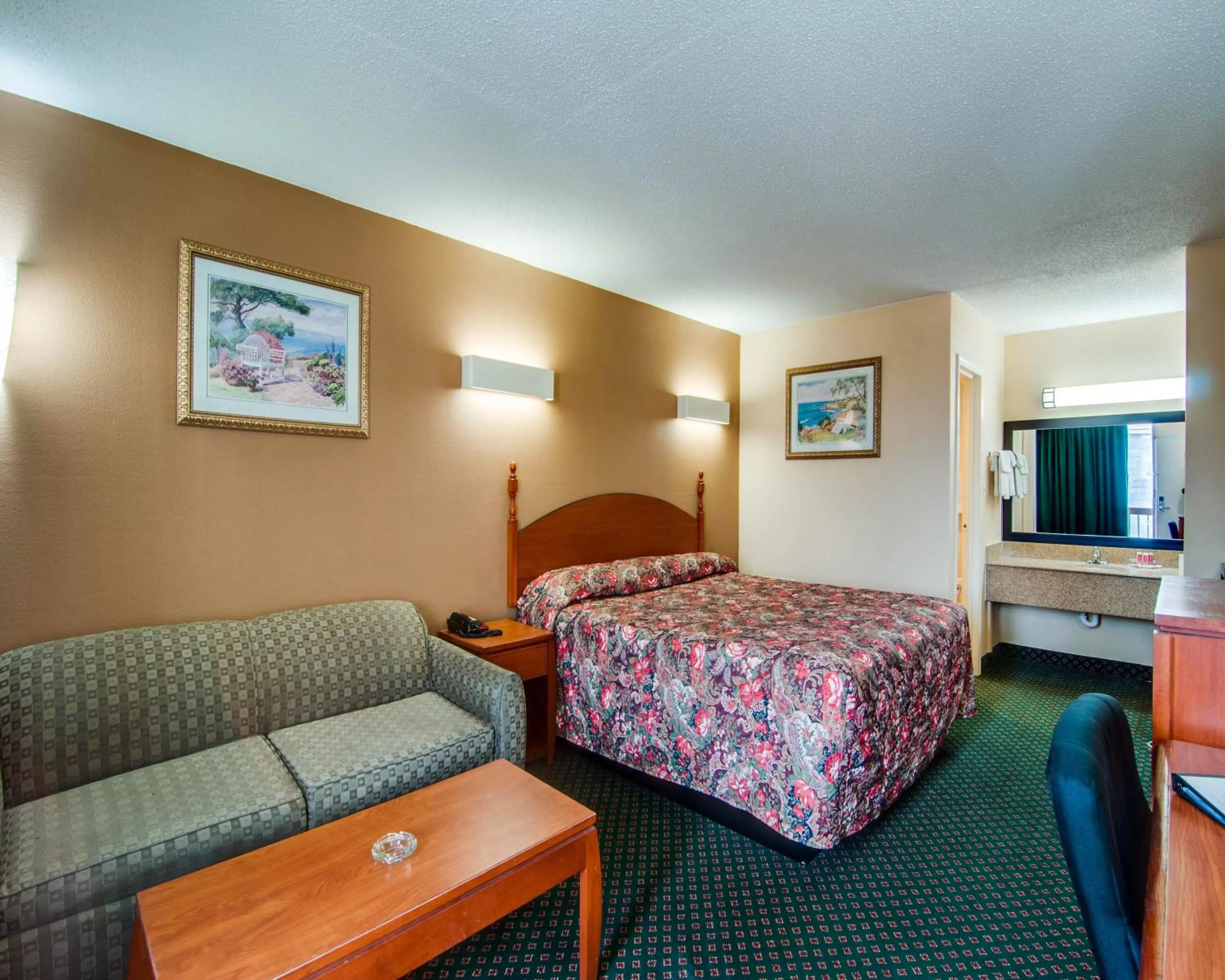 King Room - Smoking  in Econo Lodge Roanoke Civic Center