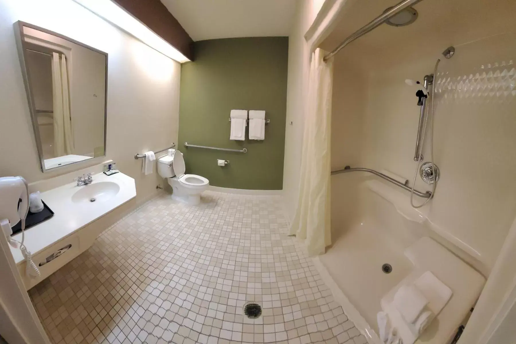 Queen Room with Roll-In Shower - Accessible/Non-Smoking in Sleep Inn & Suites Acme – Traverse City