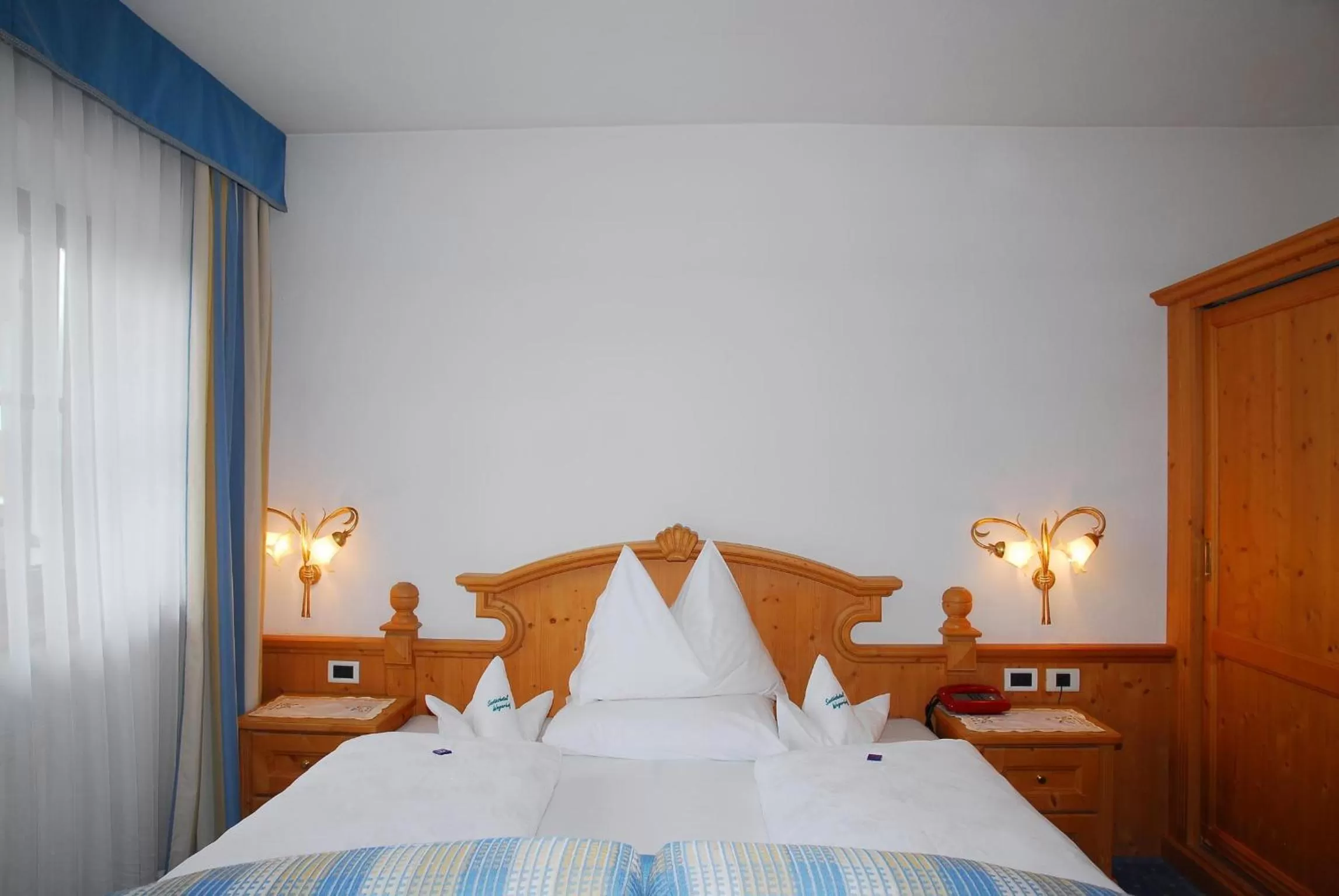 Photo of the whole room, Bed in Santeshotel