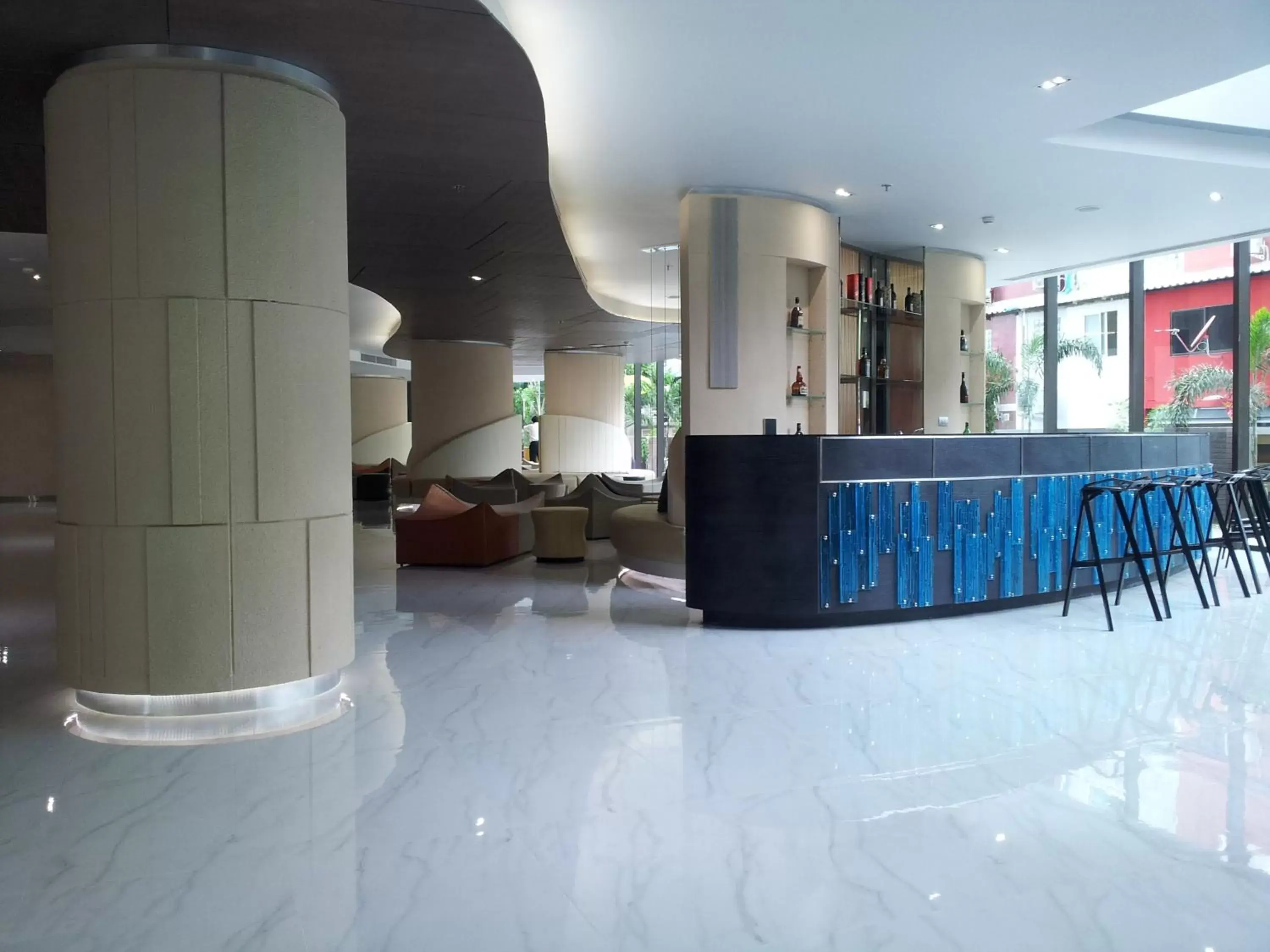 Lounge or bar, Lobby/Reception in Pattaya Discovery Beach Hotel - SHA Extra Plus