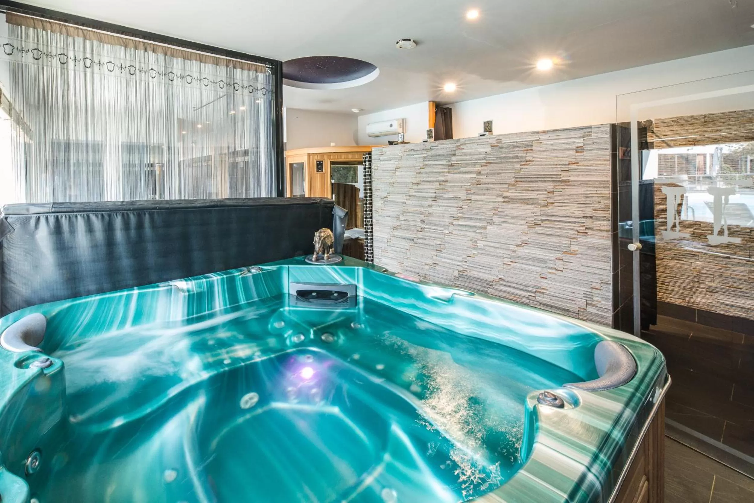 Spa and wellness centre/facilities in Hôtel Spa Restaurant La Madrague