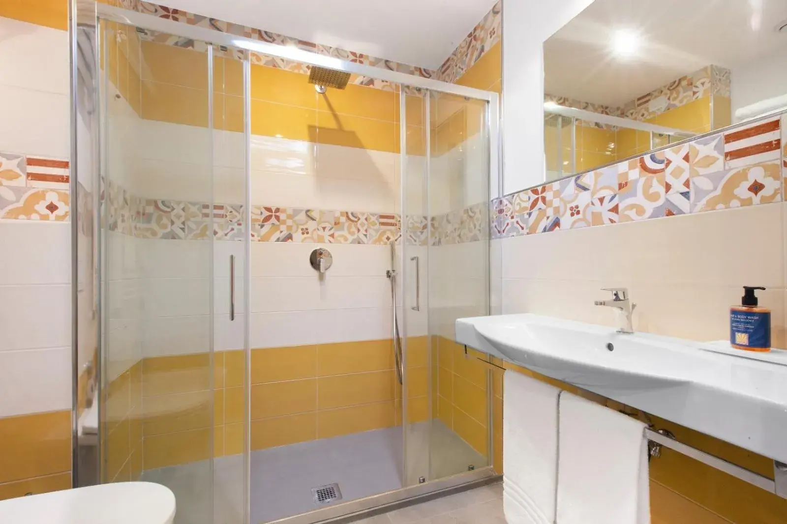 Shower, Bathroom in Hotel O Sole Mio