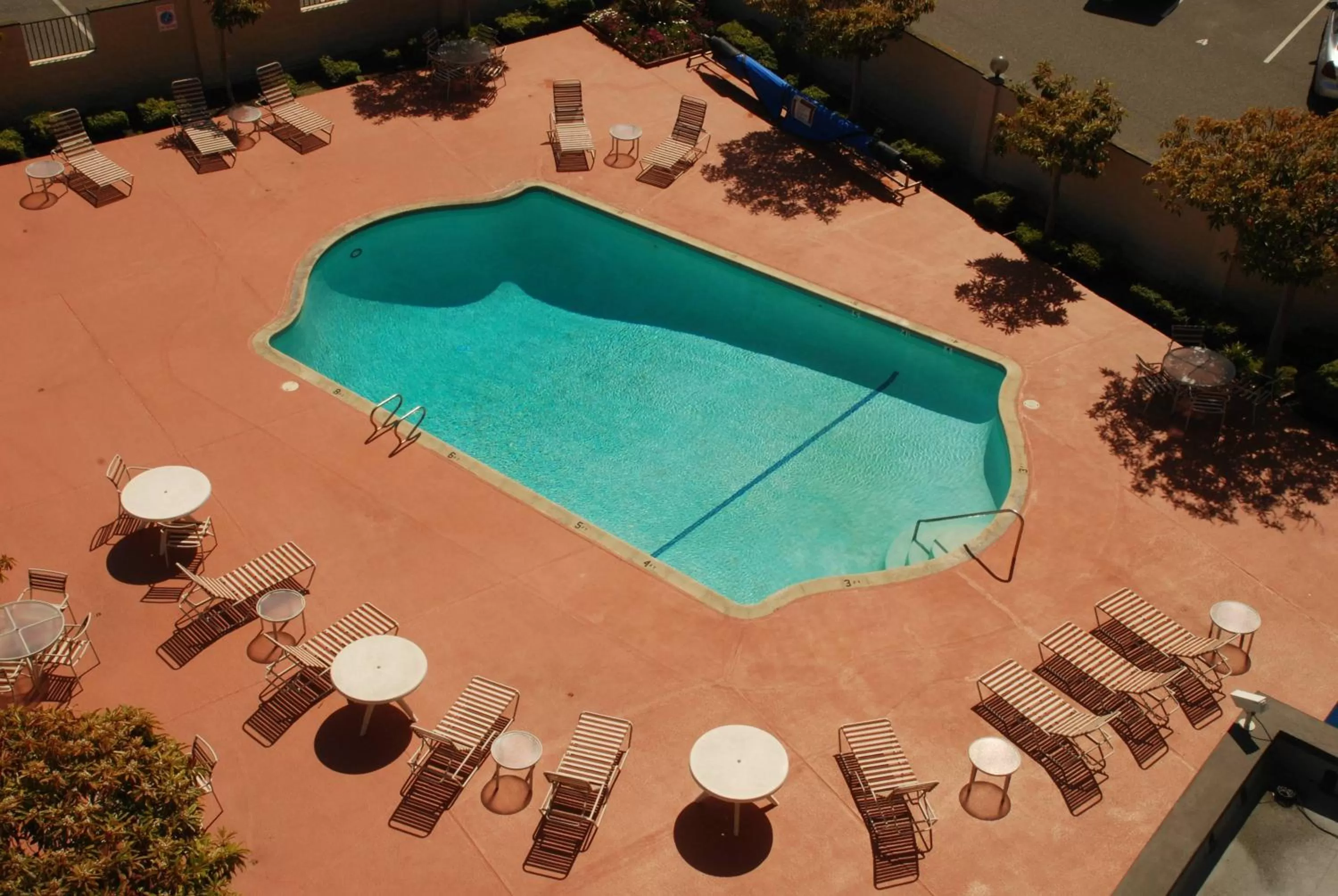 Seating area in Oakland Airport Executive Hotel