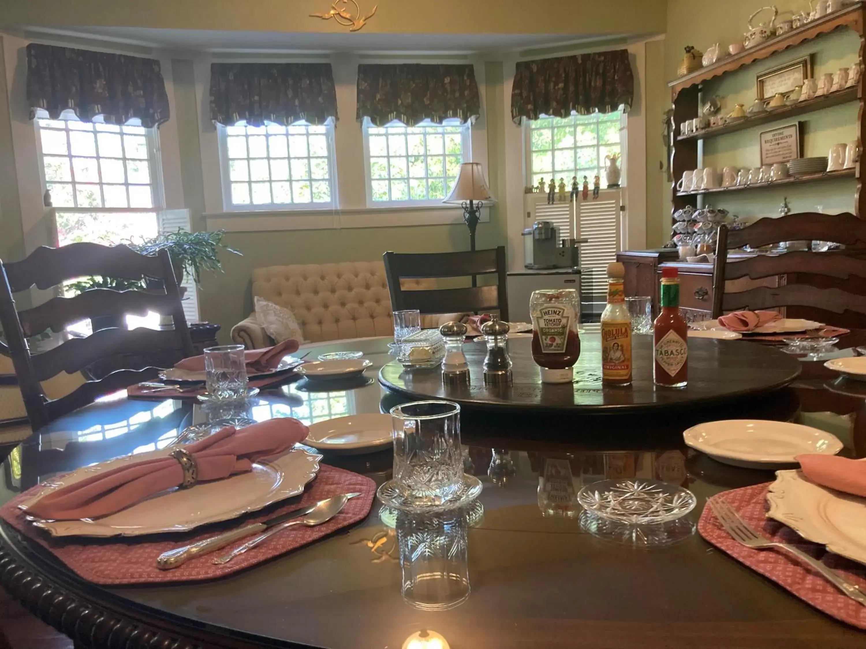 Dining area in Granbury Gardens Bed and Breakfast