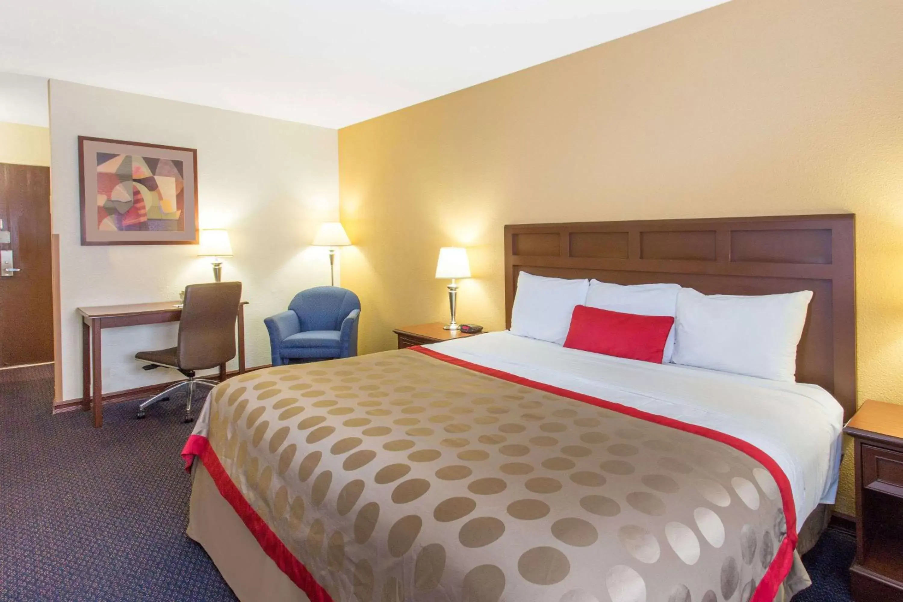 Photo of the whole room, Bed in Baymont by Wyndham Waukesha