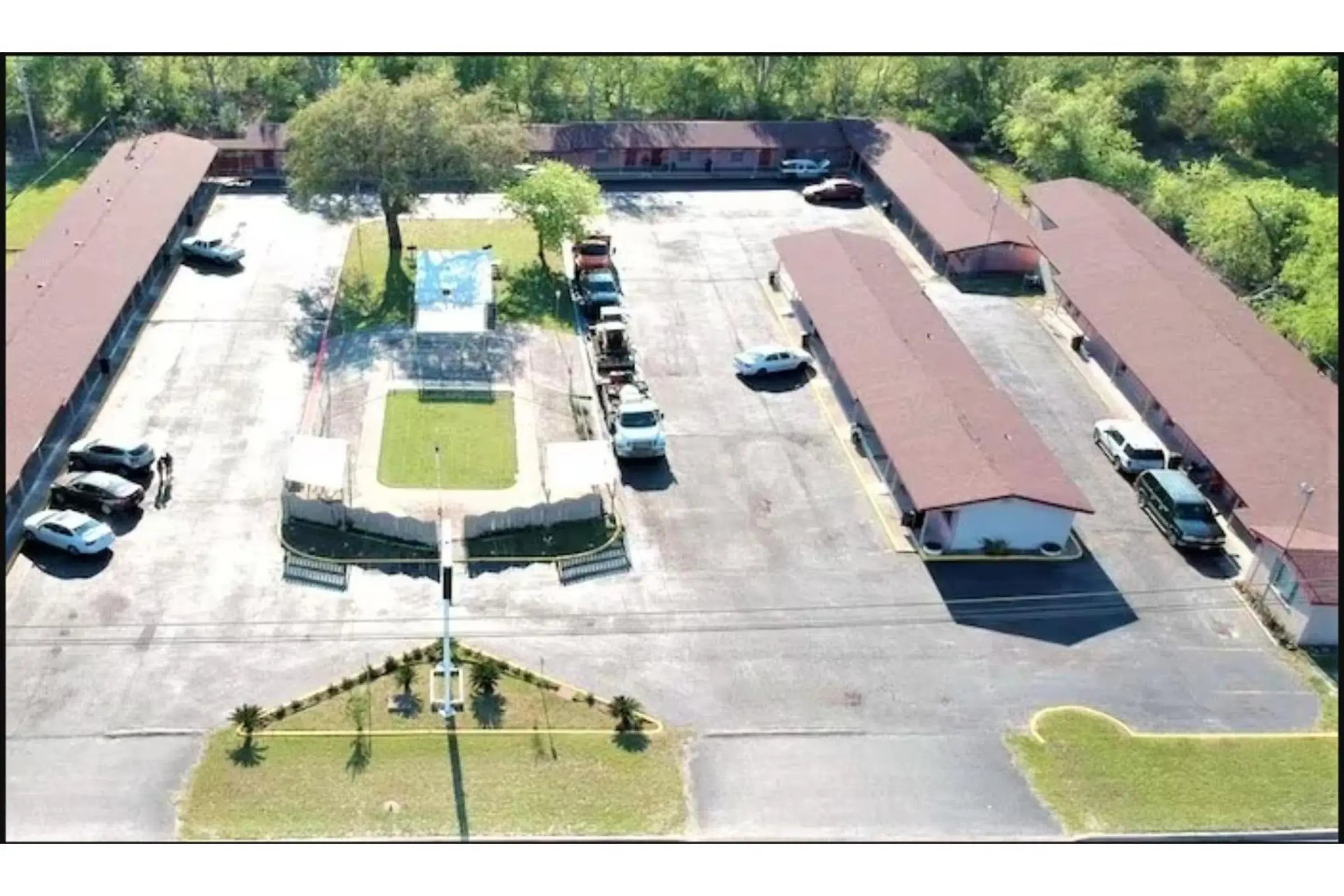 Parking, Bird's-eye View in OYO Hotel Beeville - US 181