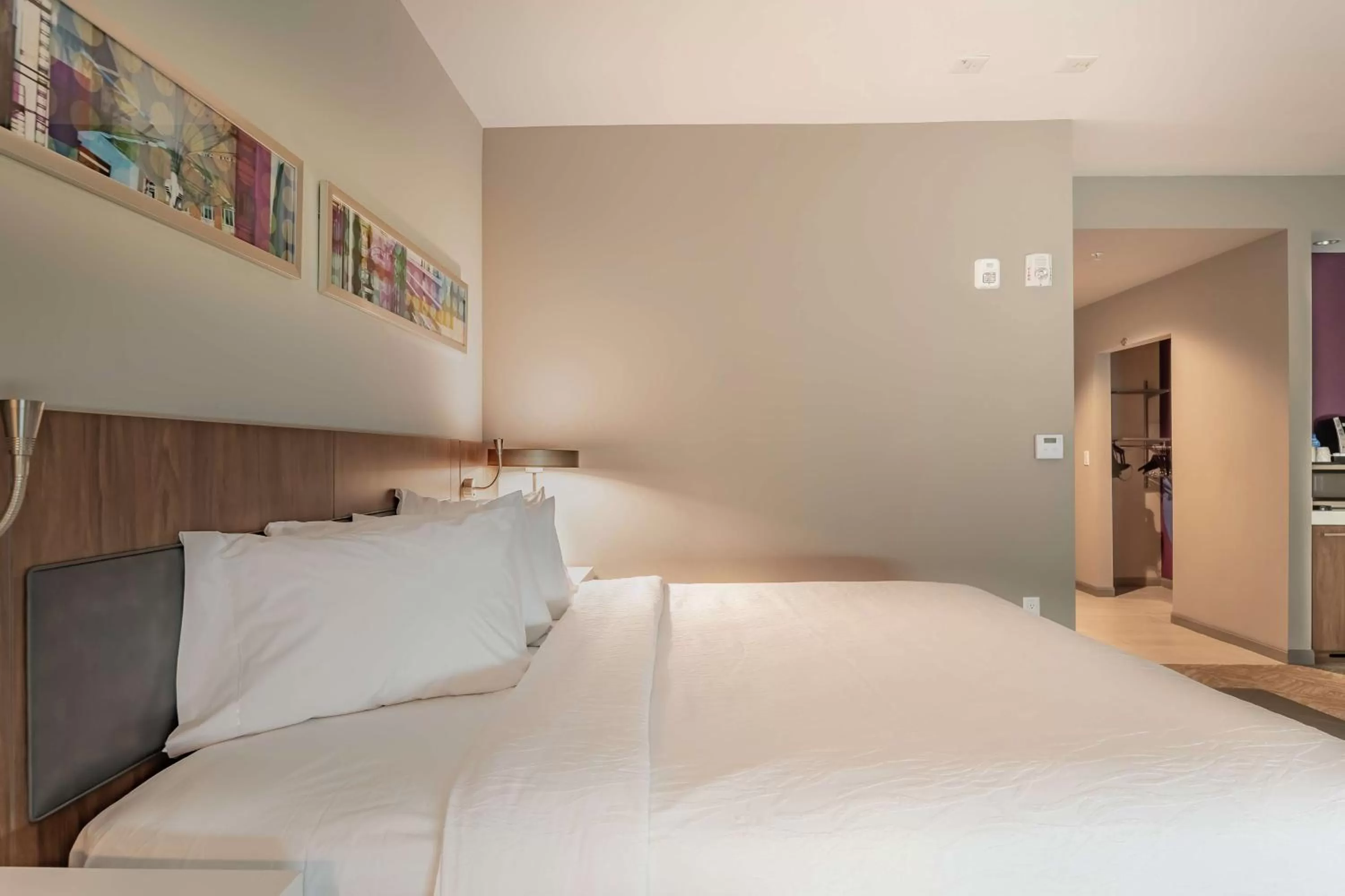 Bed in Hilton Garden Inn Dallas At Hurst Conference Center