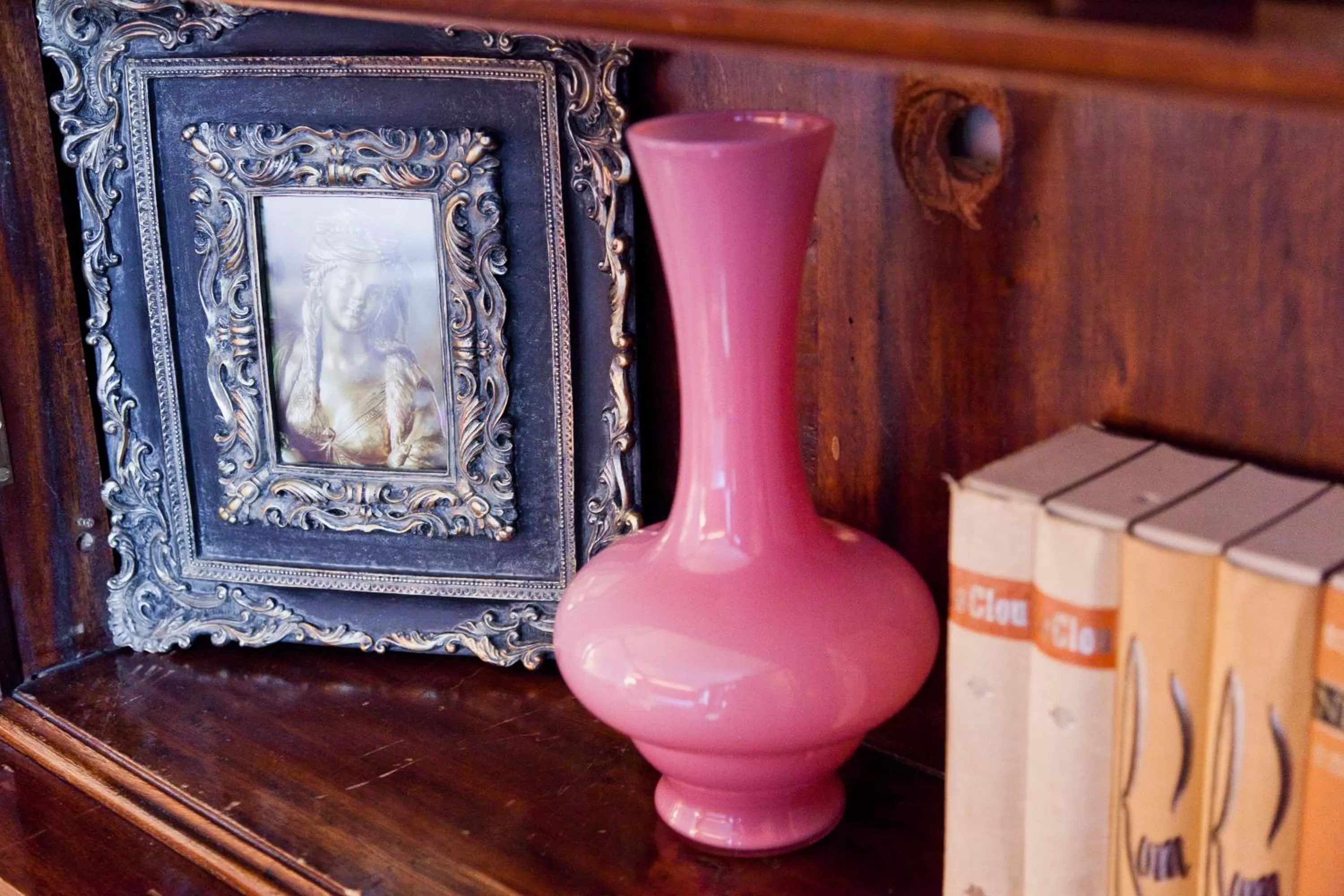 Decorative detail in Hotel Diamonds and Pearls