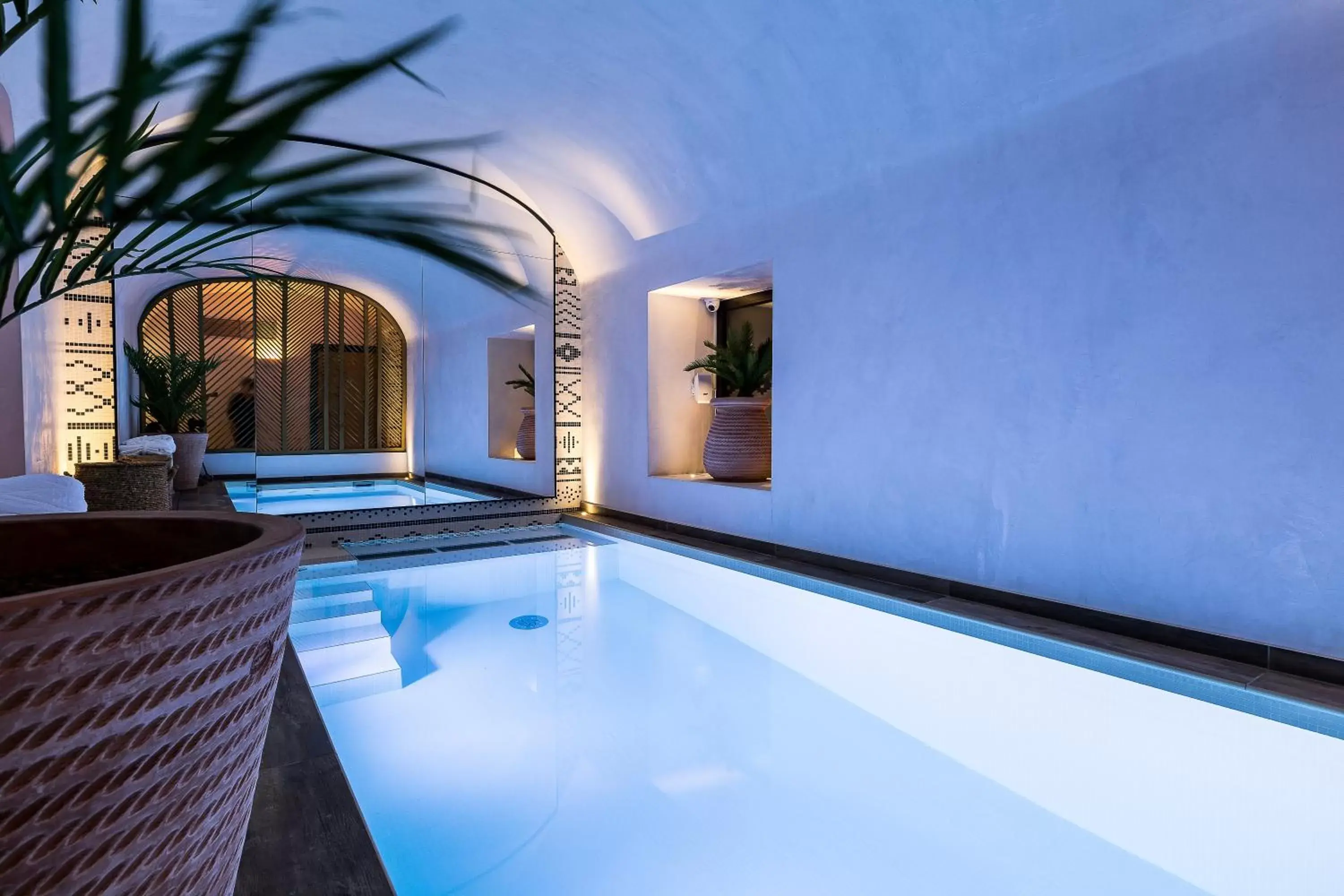 Swimming Pool in Laz' Hotel Spa Urbain Paris