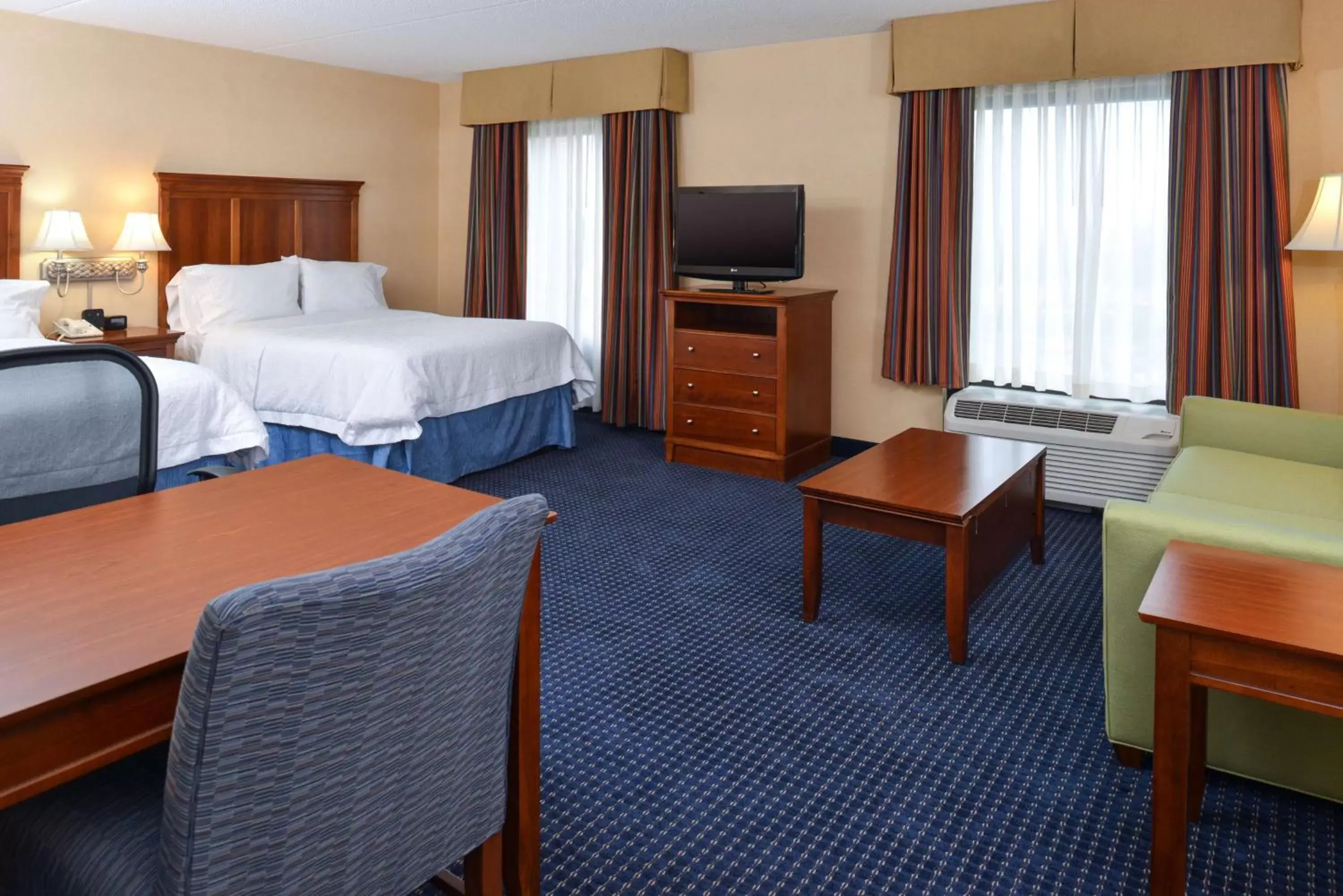 Bed in Hampton Inn and Suites Fredericksburg South