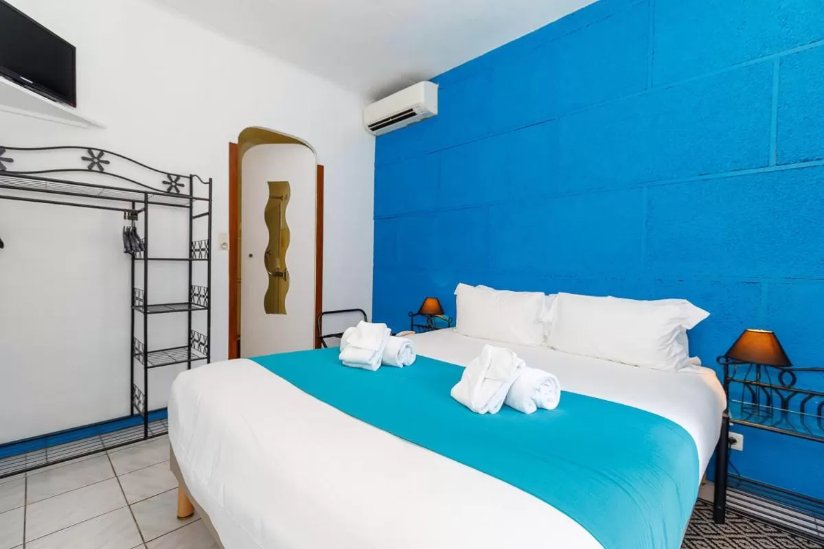 Bed in Hôtel Les Liserons de Mougins