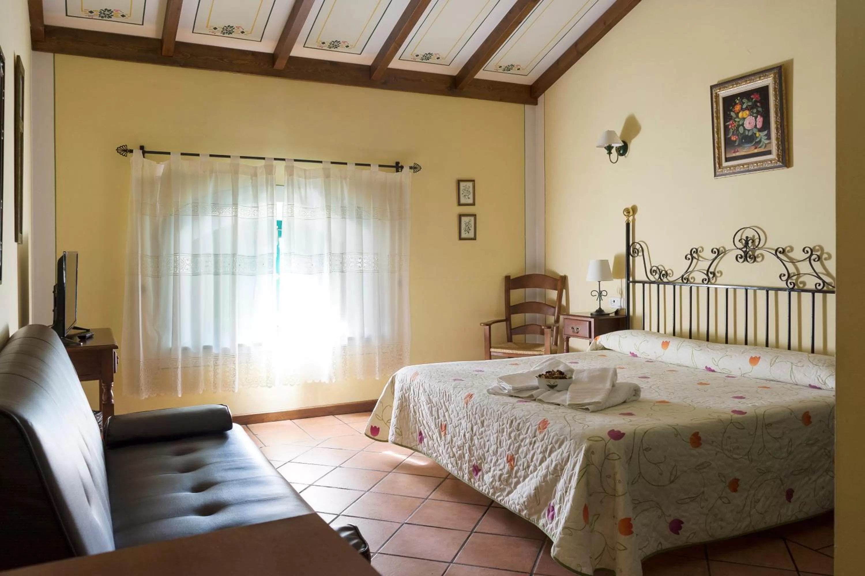 Photo of the whole room, Bed in Hospedium Hotel Rural Soterraña
