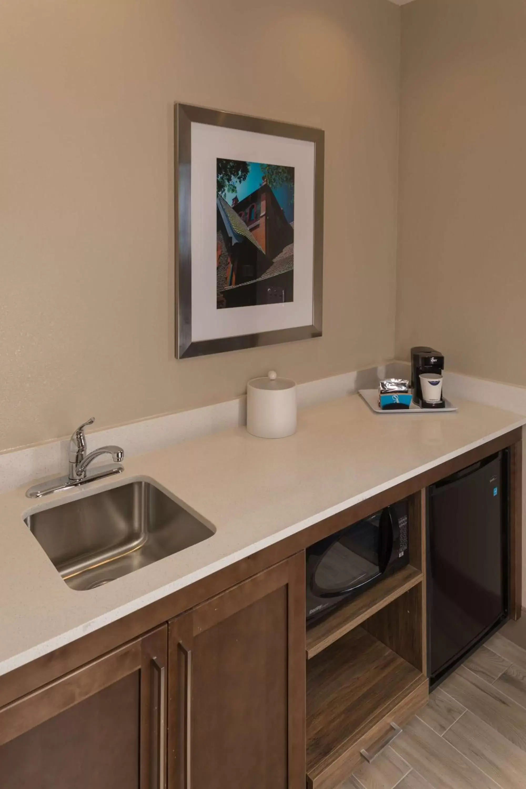 Bed, Kitchen/Kitchenette in Hampton Inn & Suites-Asheville Biltmore Village, NC