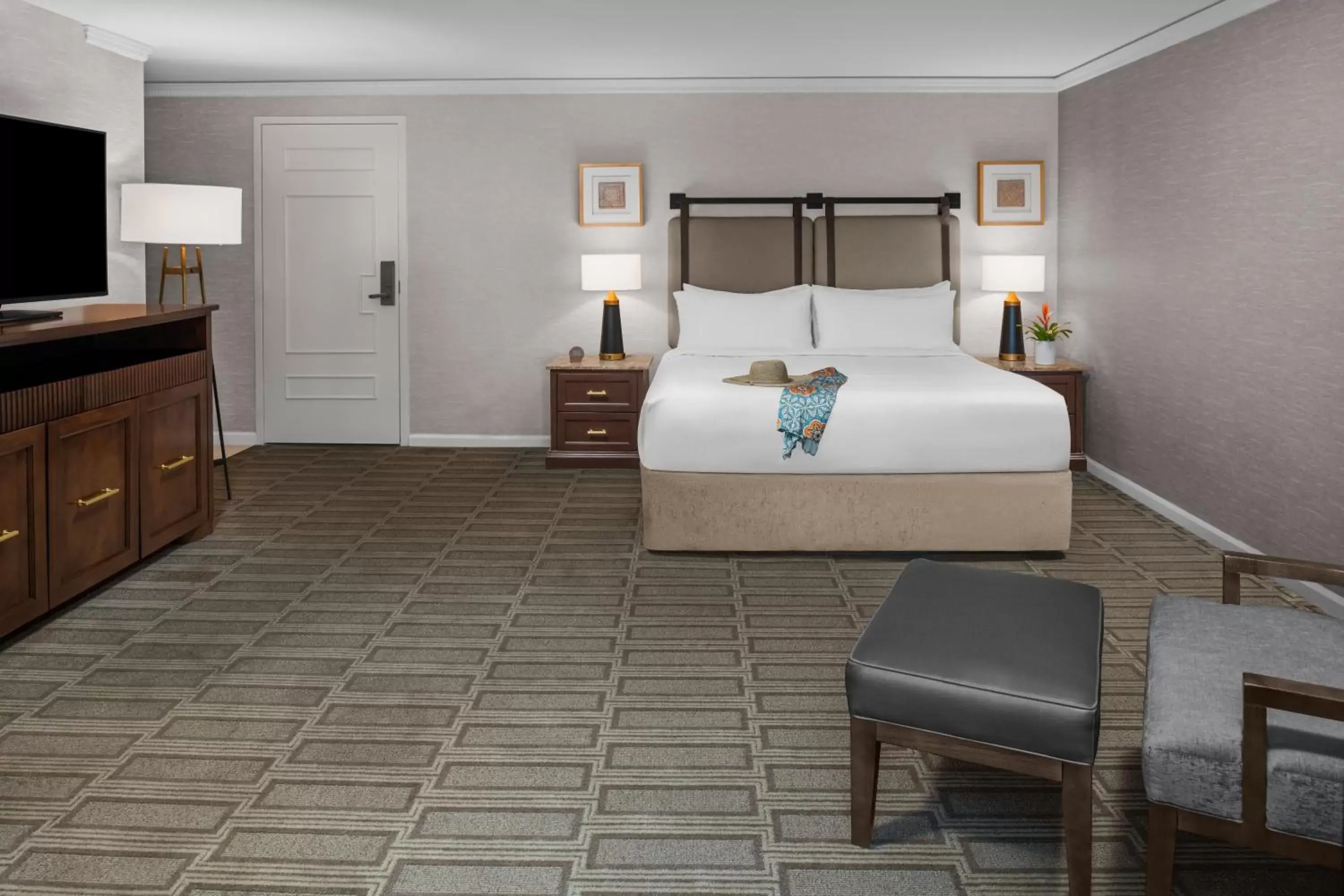 King Room with Roll-In Shower - Disability/Hearing Accessible - Non-Smoking in Miramonte Indian Wells Resort & Spa King Room with Roll-In Shower - Disability/Hearing Accessible - Non-Smoking in Miramonte Indian Wells Resort & Spa