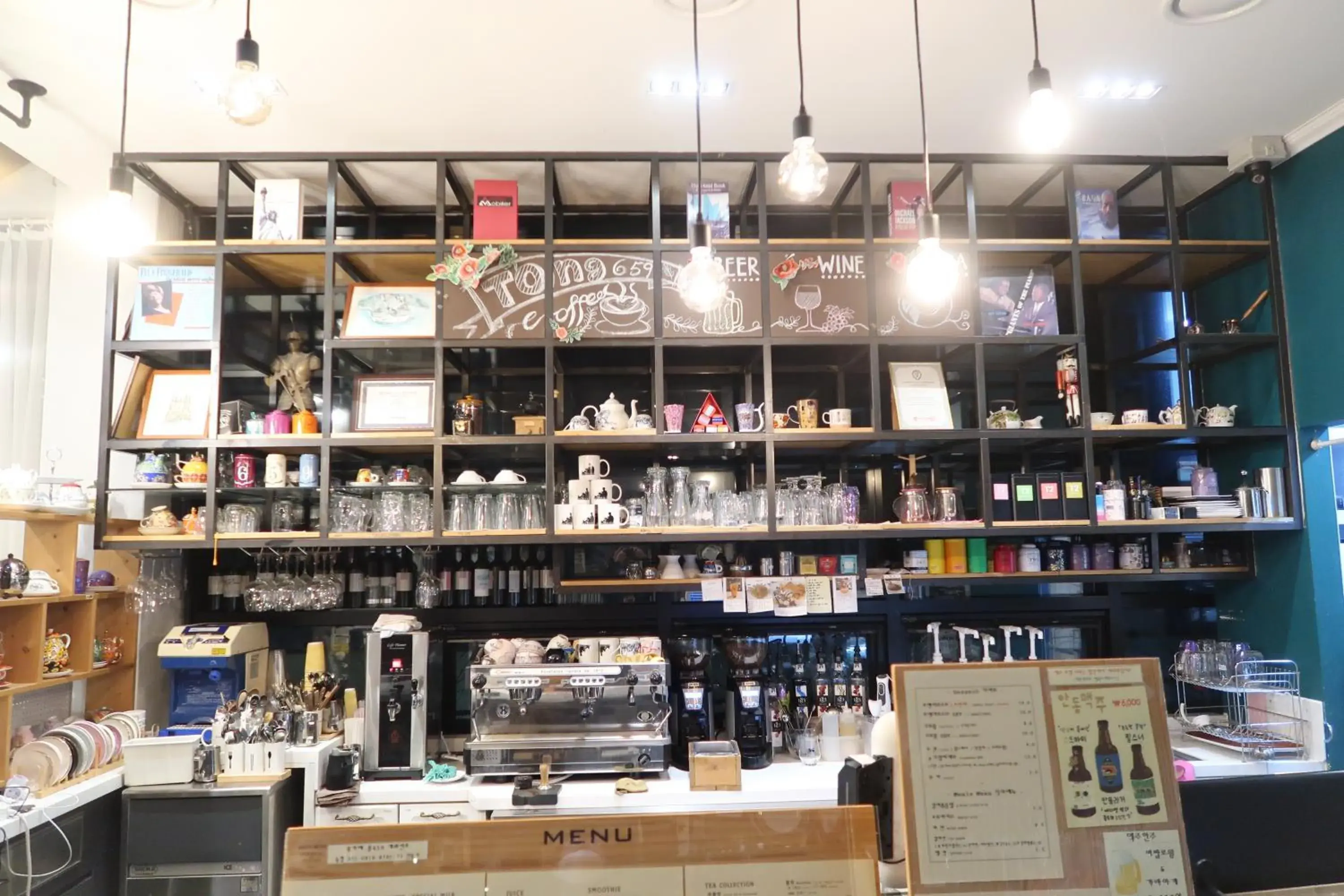 Lounge or bar in Andong Poong-gyung HOSTEL n LIBRARY Lounge or bar in Andong Poong-gyung HOSTEL n LIBRARY