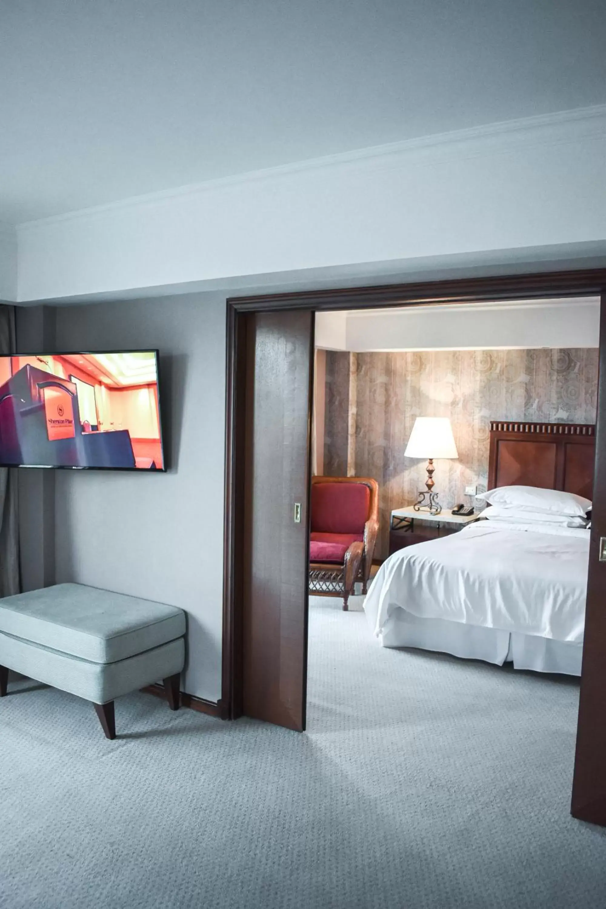 TV and multimedia, Bed in Sheraton Pilar Hotel & Convention Center