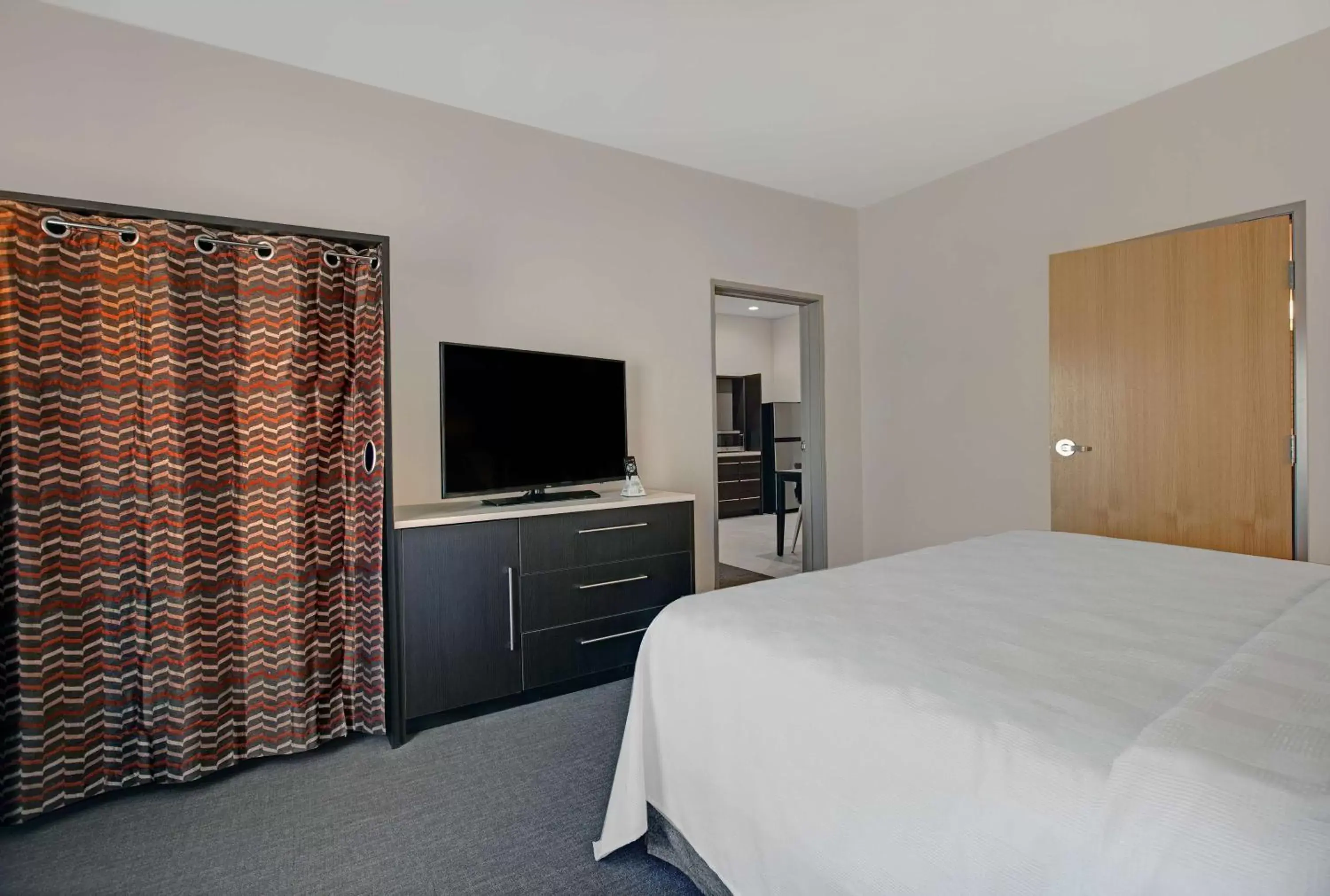 Bed, TV/Entertainment Center in Home2 Suites By Hilton Yuma Pivot Point