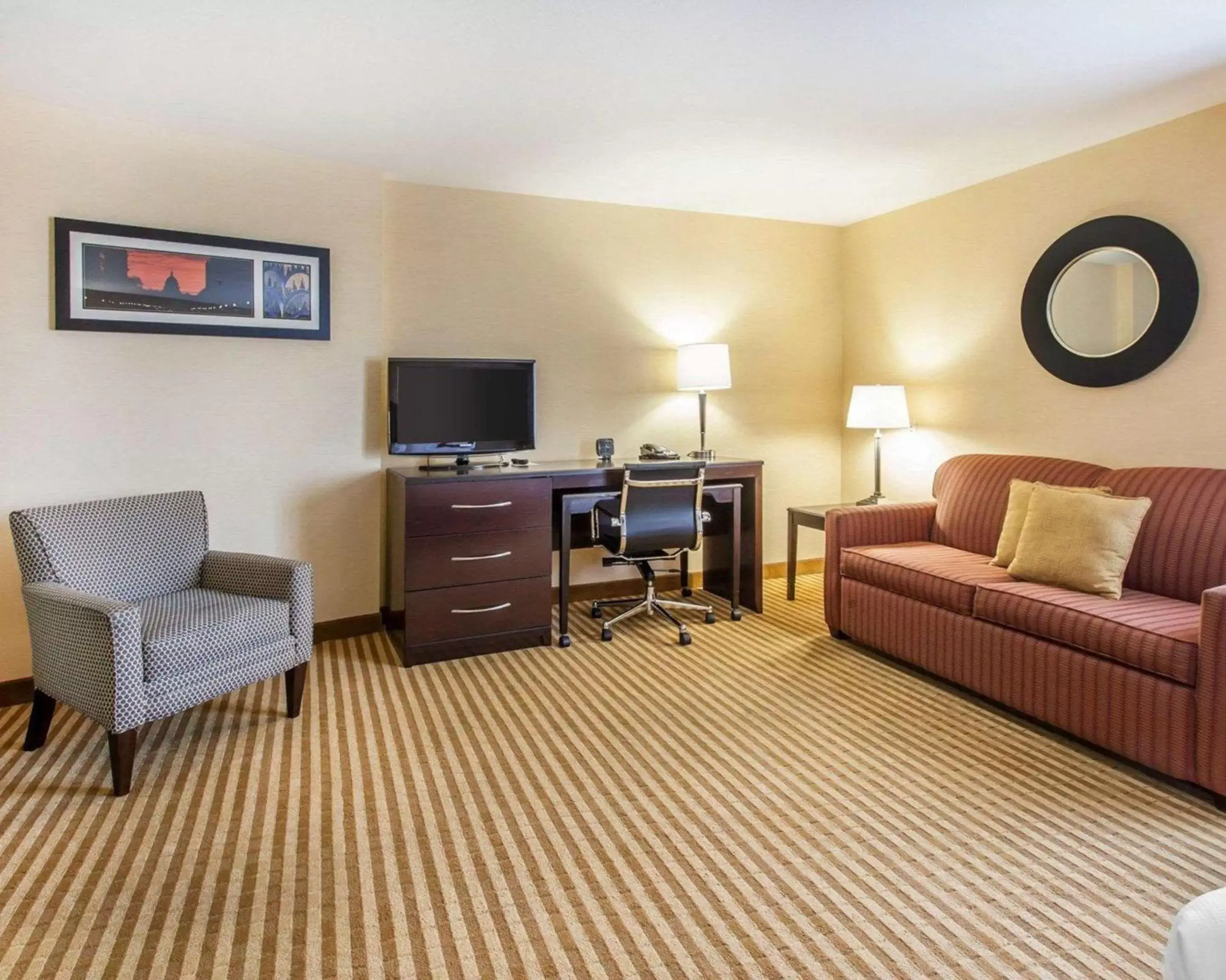 Photo of the whole room, Seating Area in Comfort Suites Wenatchee Gateway