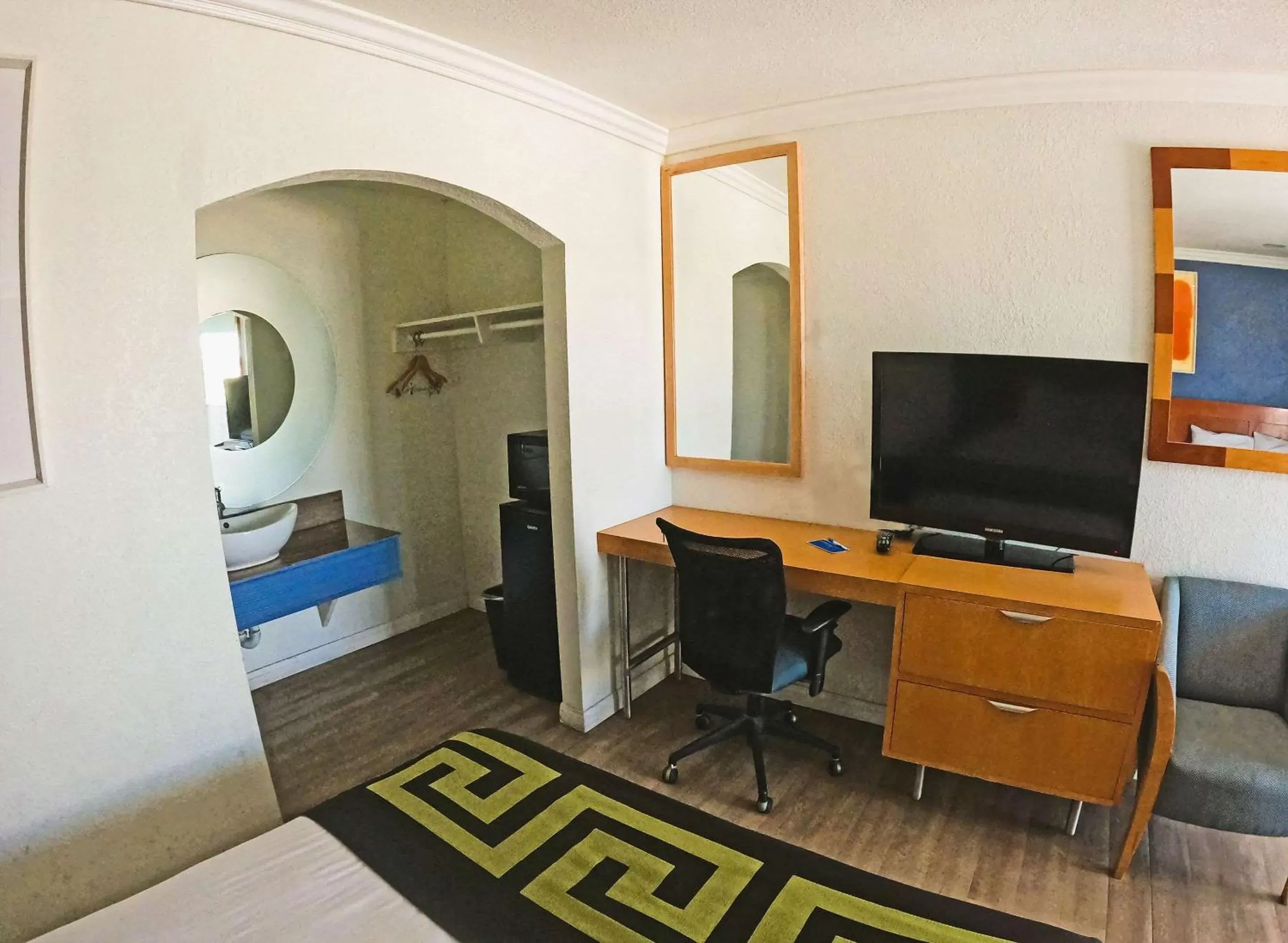 Bedroom, TV/Entertainment Center in Rodeway Inn & Suites Ridgecrest