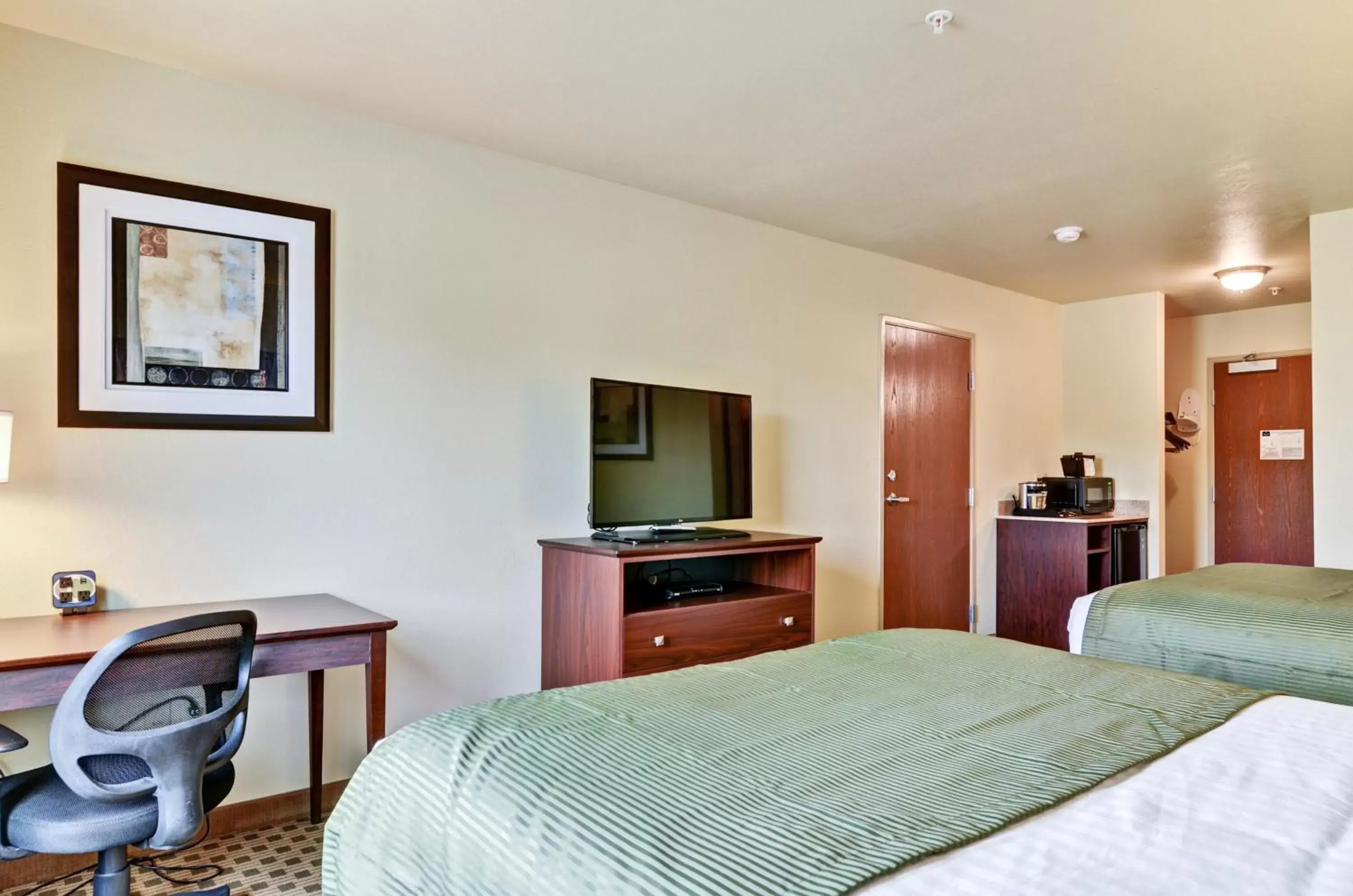 Bed, TV/Entertainment Center in Cobblestone Inn & Suites - Ambridge