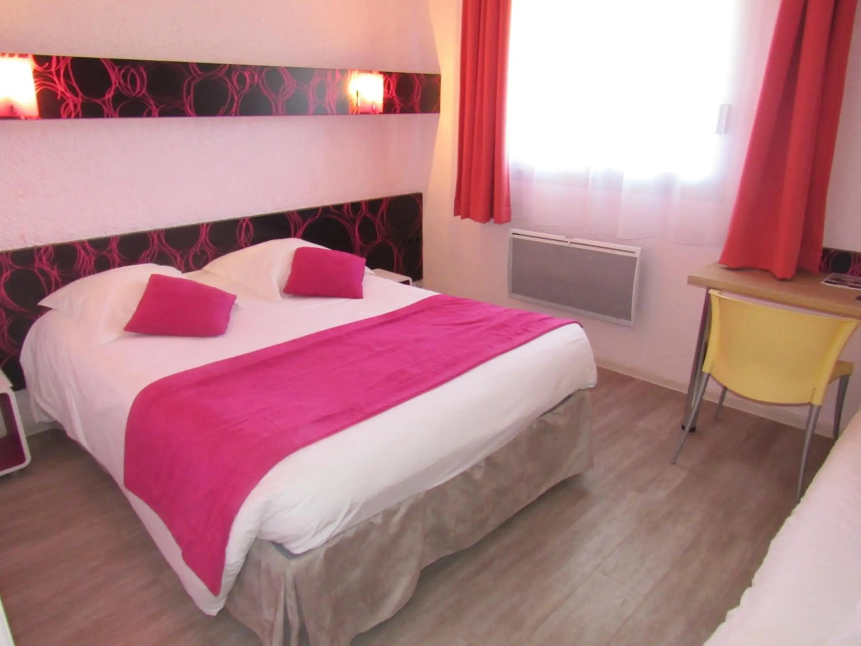 Bed in Citotel Les Sternes