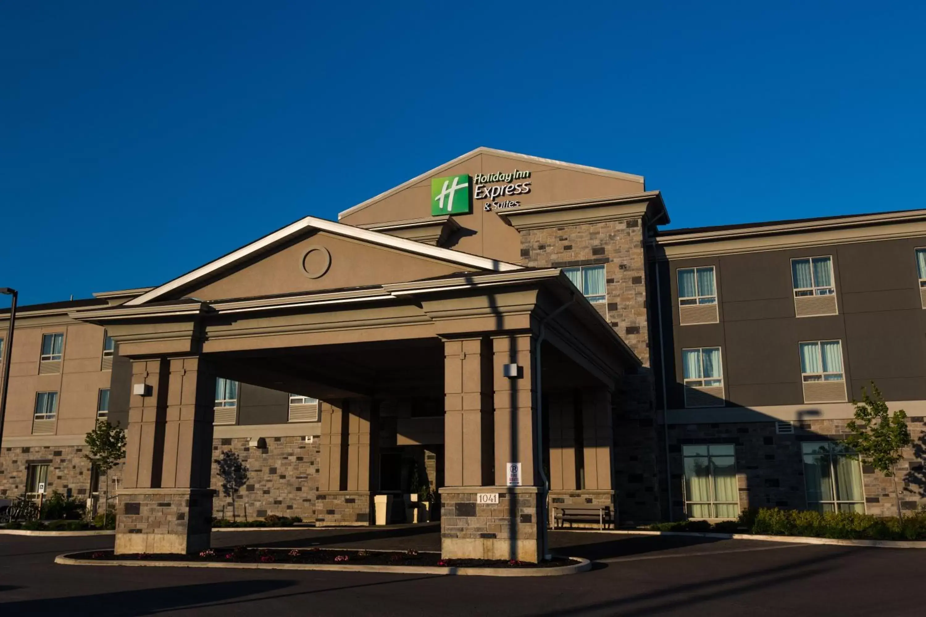 Property Building in Holiday Inn Express Thunder Bay, an IHG Hotel