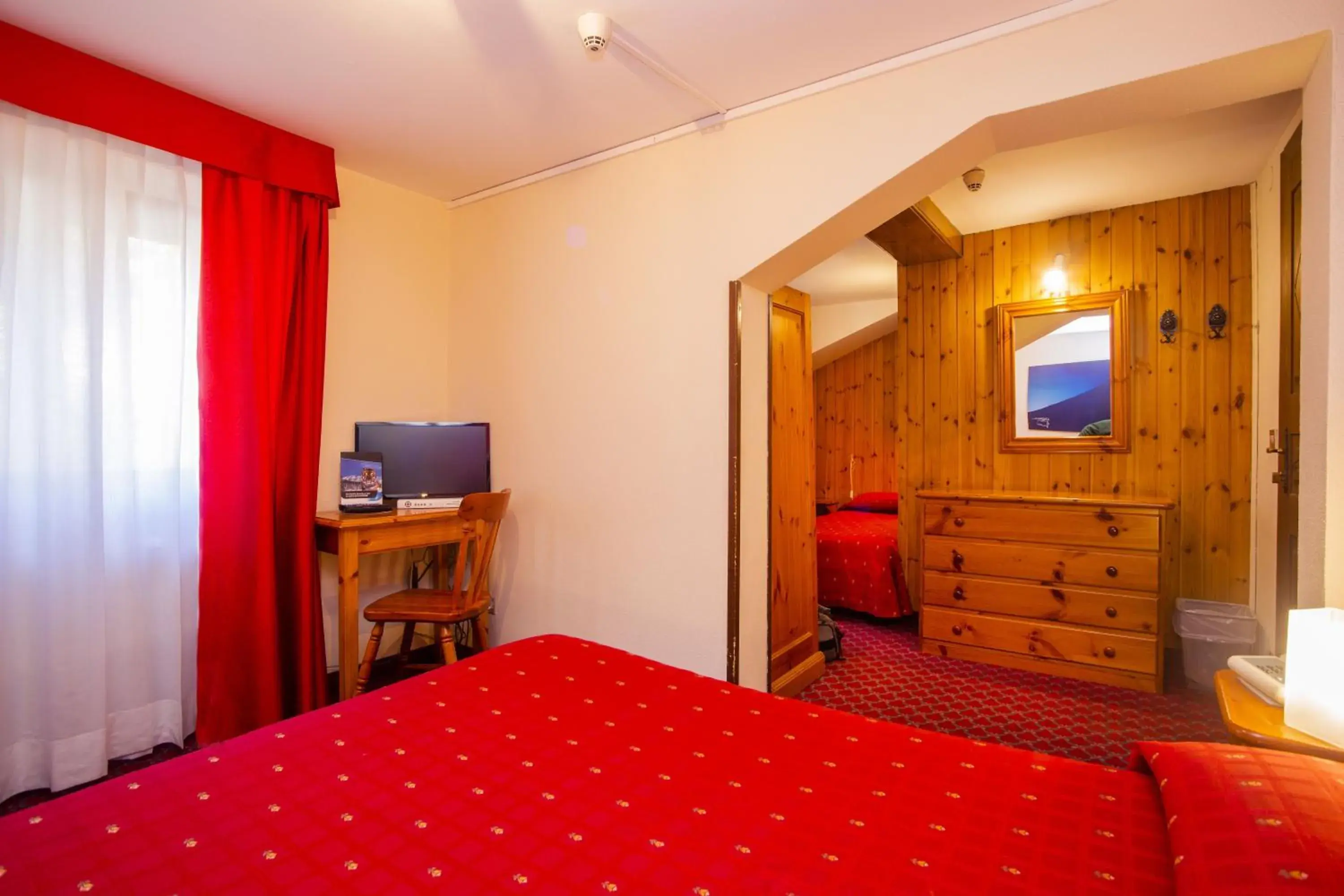 Photo of the whole room, Bed in Hotel Courmayeur