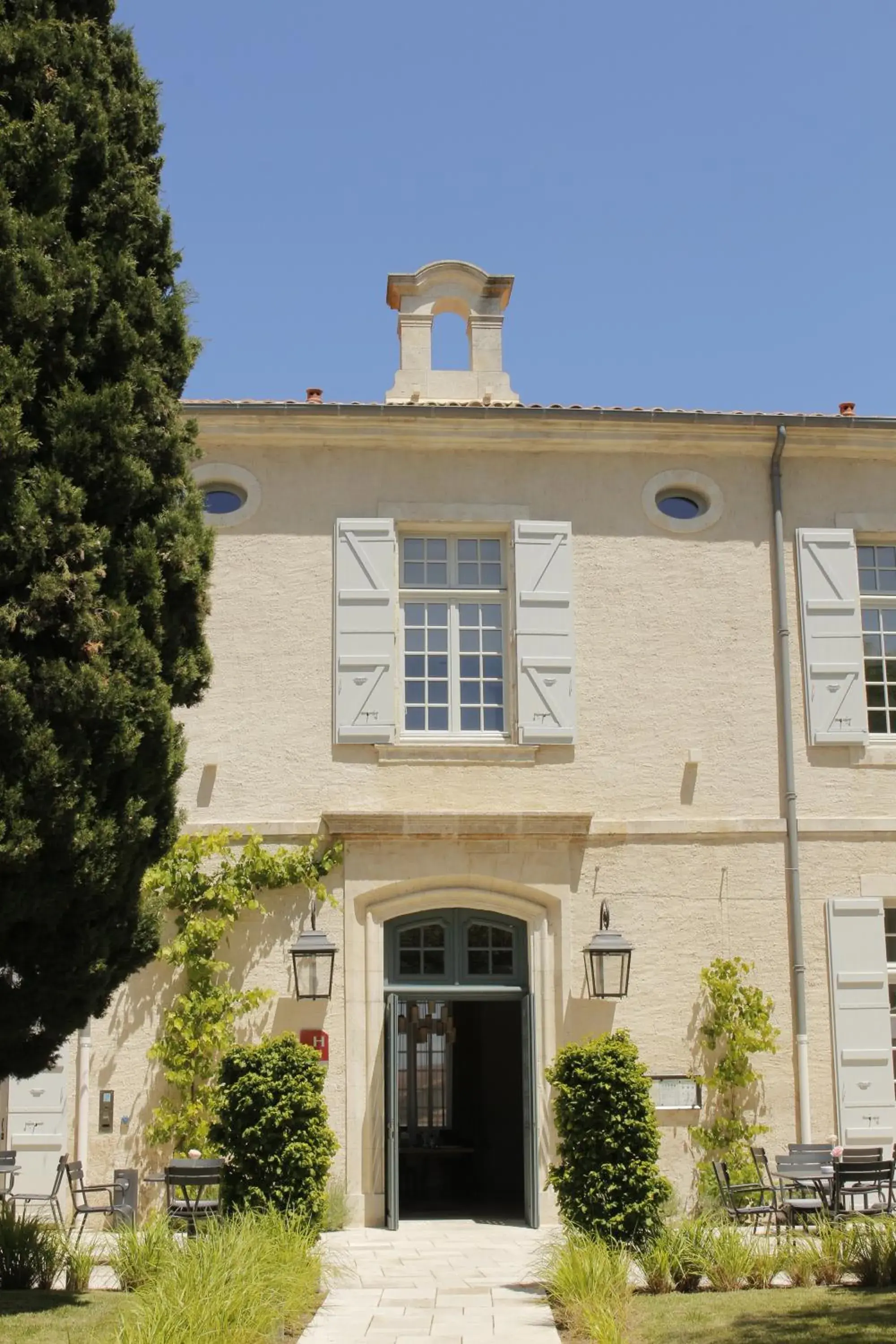 Facade/entrance, Property Building in College des Doctrinaires