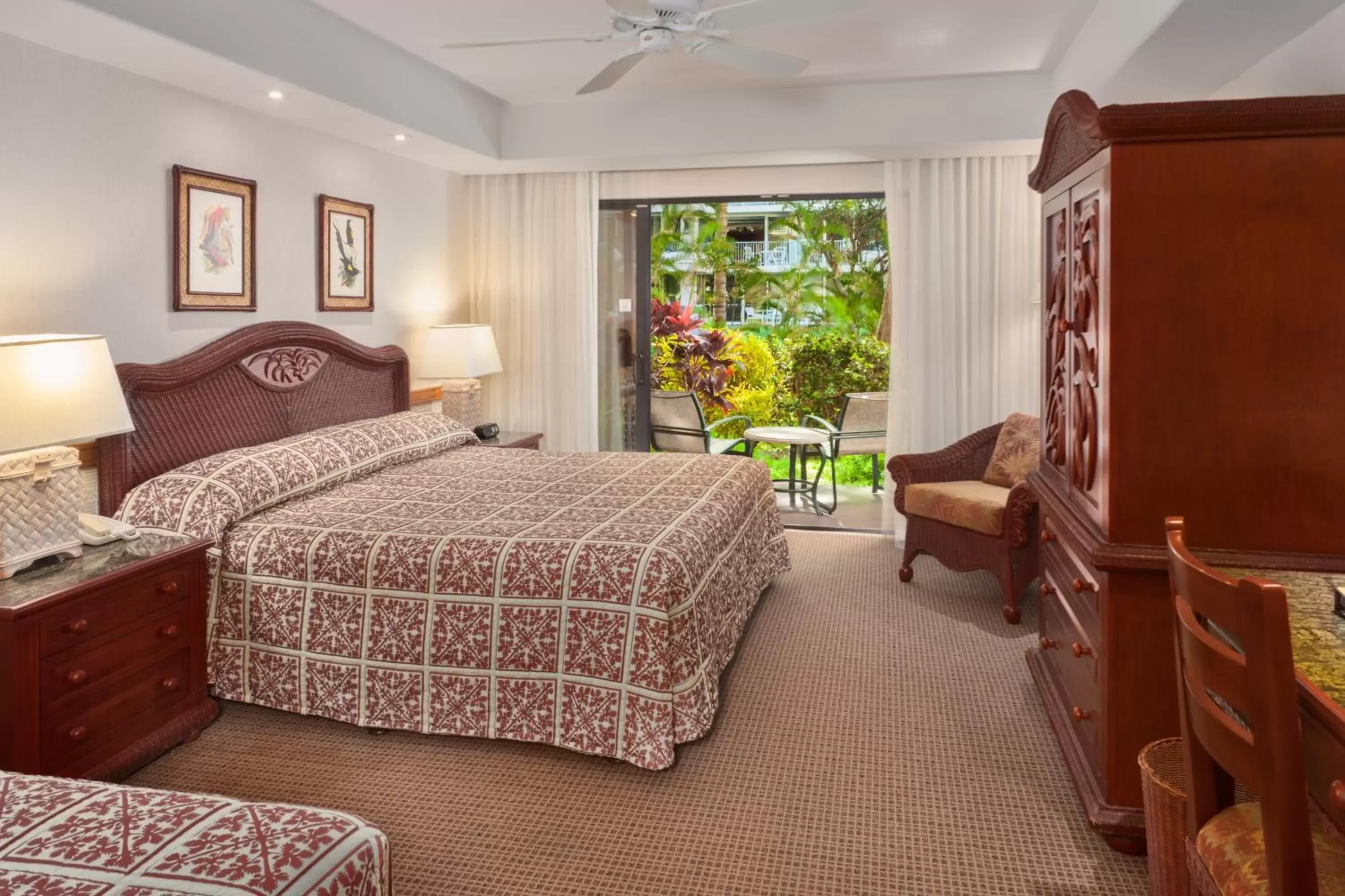 Garden view, Bed in OUTRIGGER Kāʻanapali Beach Resort