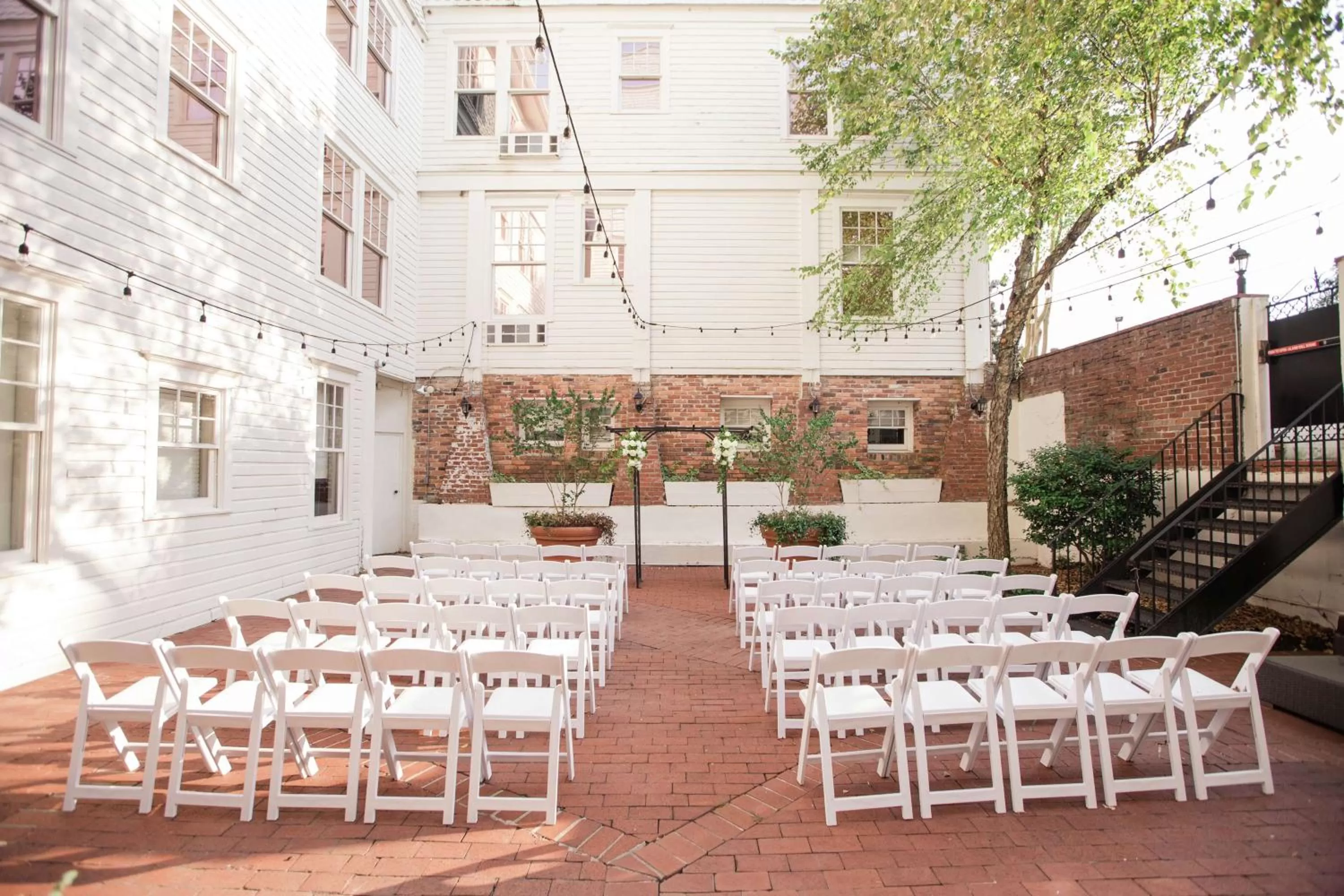 Inner courtyard view in The Partridge Inn Augusta, Curio Collection by Hilton