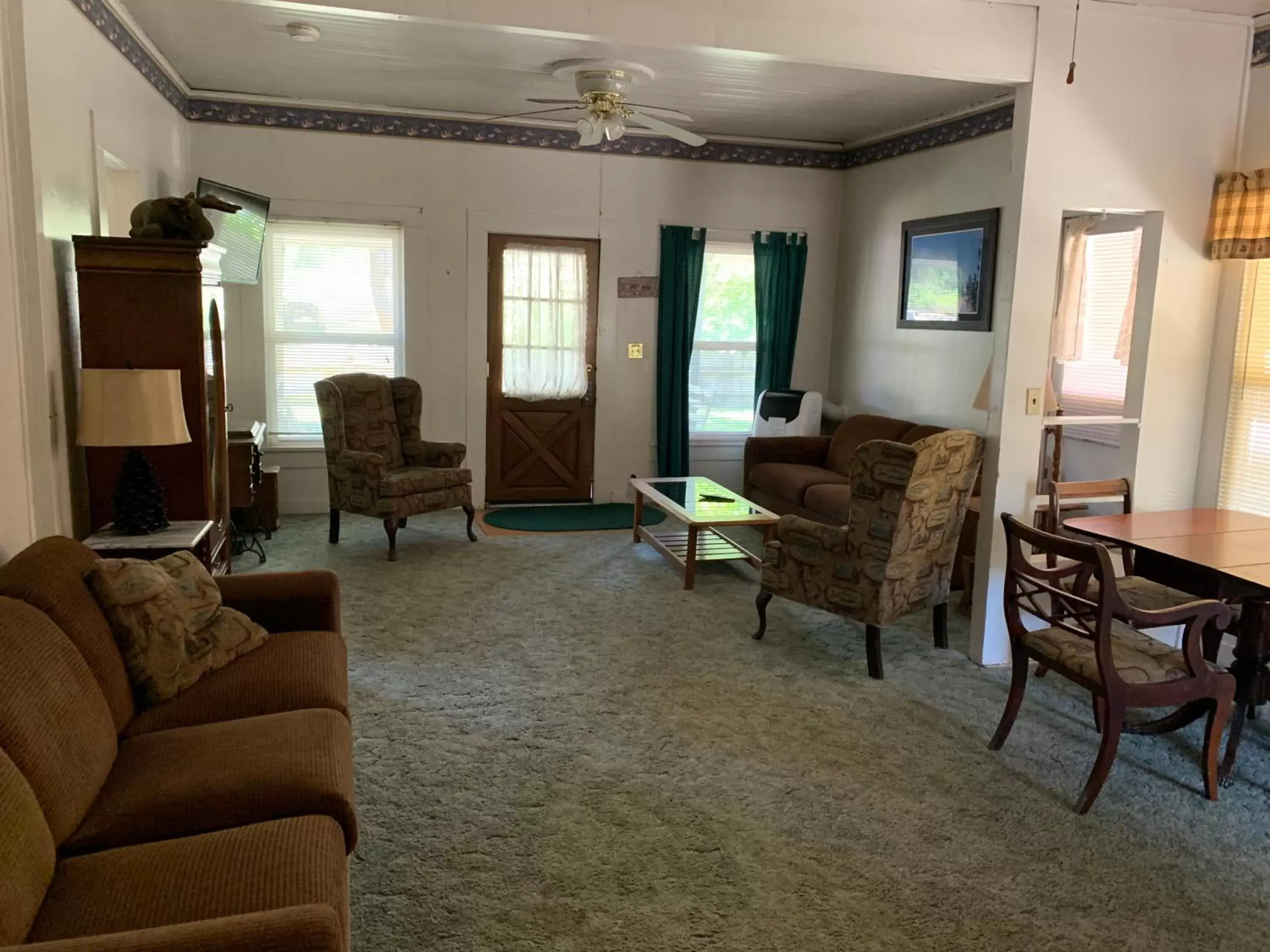 Seating Area in Mount Shasta Ranch Bed and Breakfast