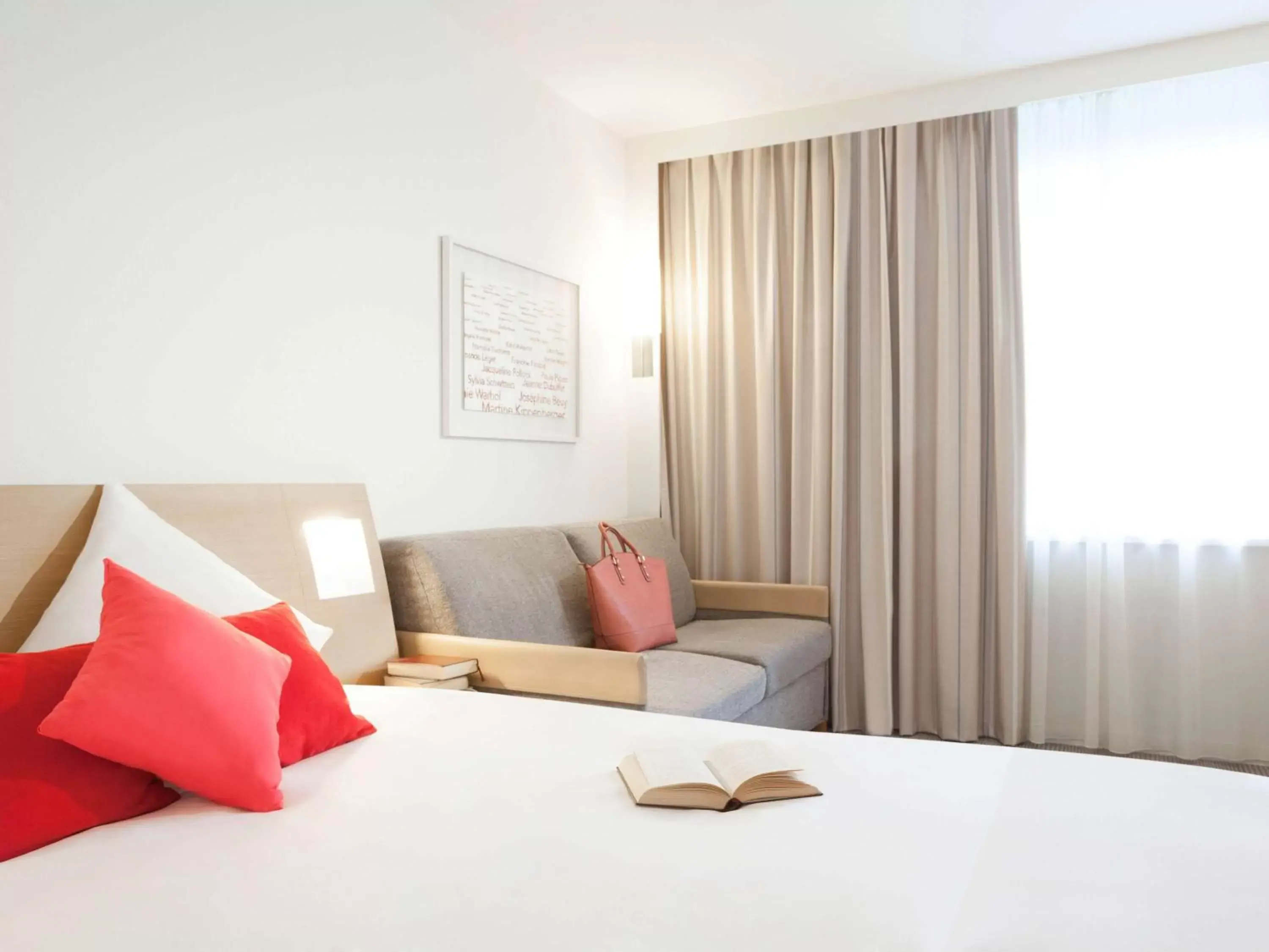 Photo of the whole room, Bed in Novotel Zürich Airport Messe