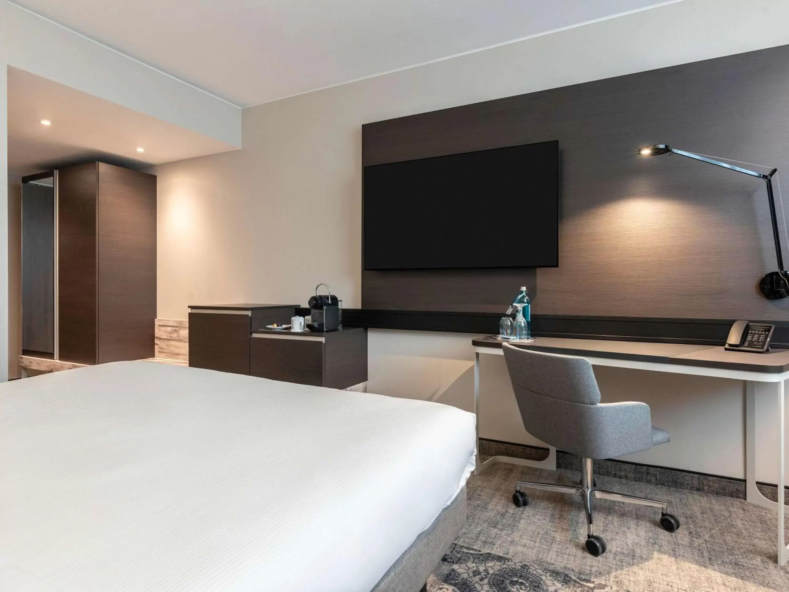 Bedroom, TV/Entertainment Center in Novotel Duesseldorf Airport